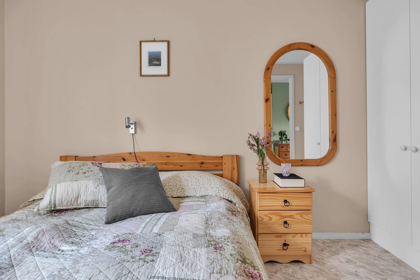 Her er det god plass til dobbeltseng og garderobe Galleribilde