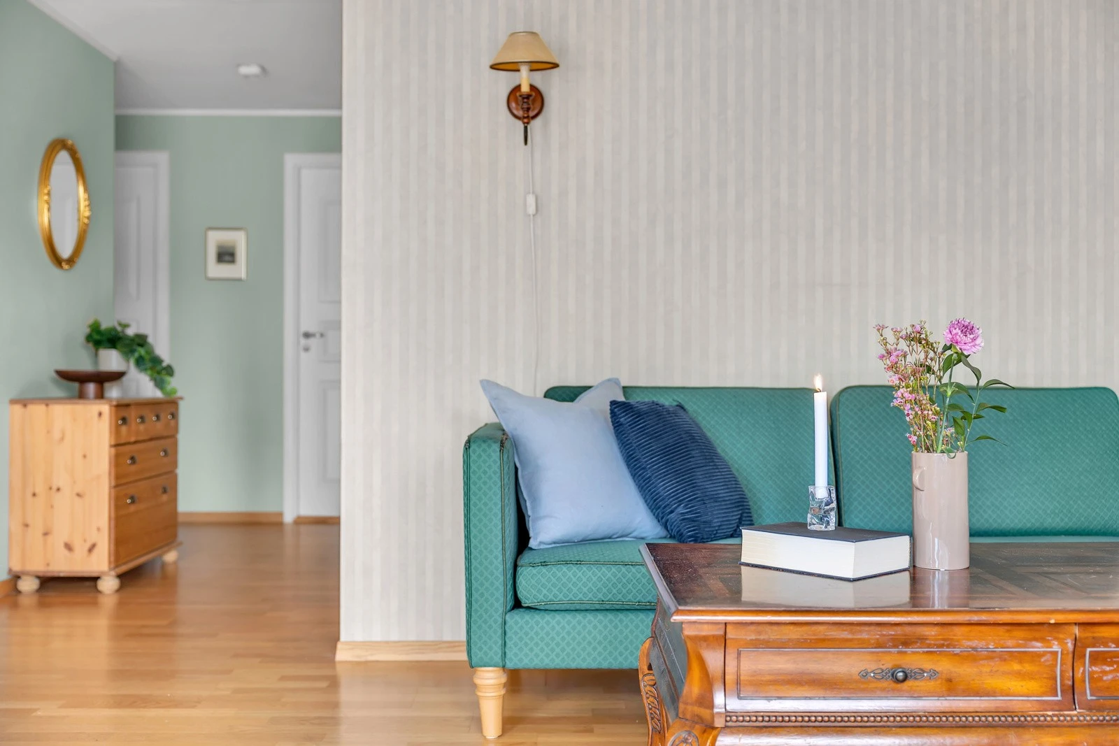 Fra hallen ledes du til en åpen og fin stue Galleribilde