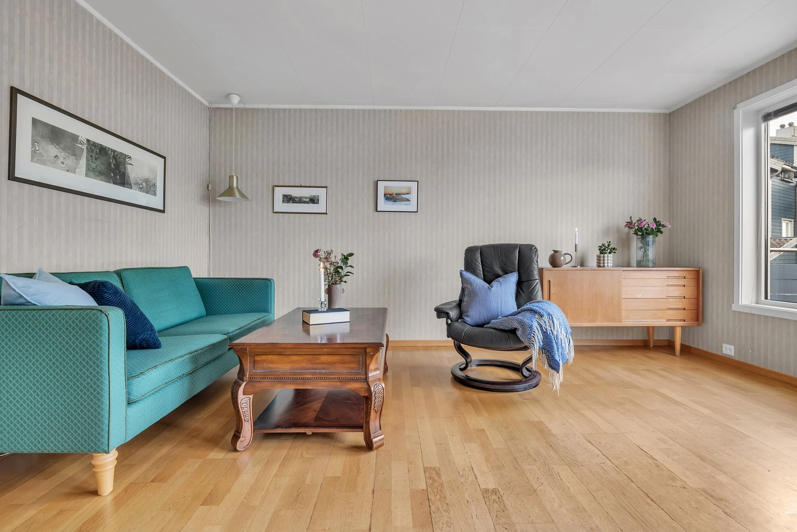 Fine vindusflater mot sør slipper inn godt med lys Galleribilde