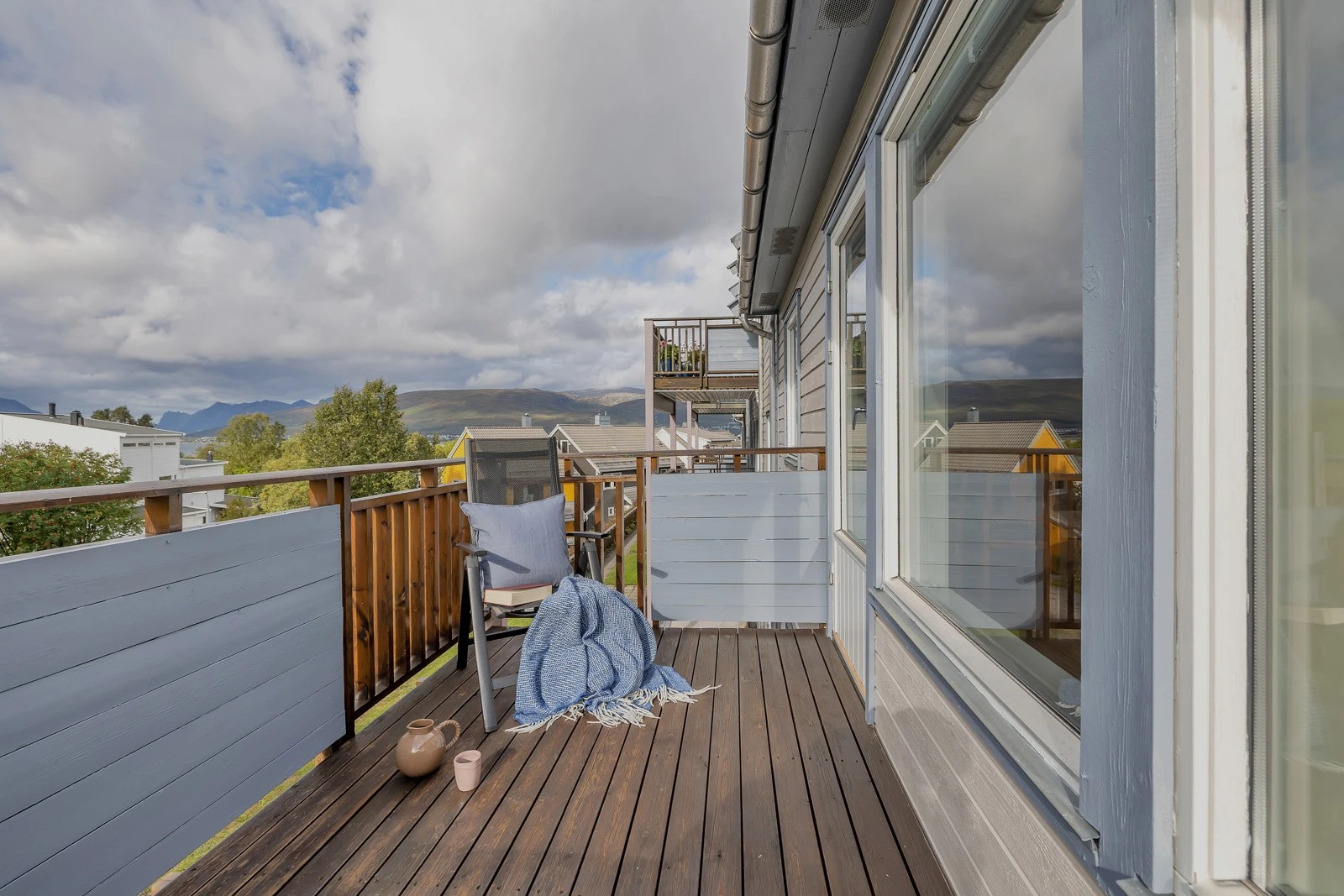 Solrik veranda med utsikt over nærområdet, mot sundet og Kvaløya Galleribilde