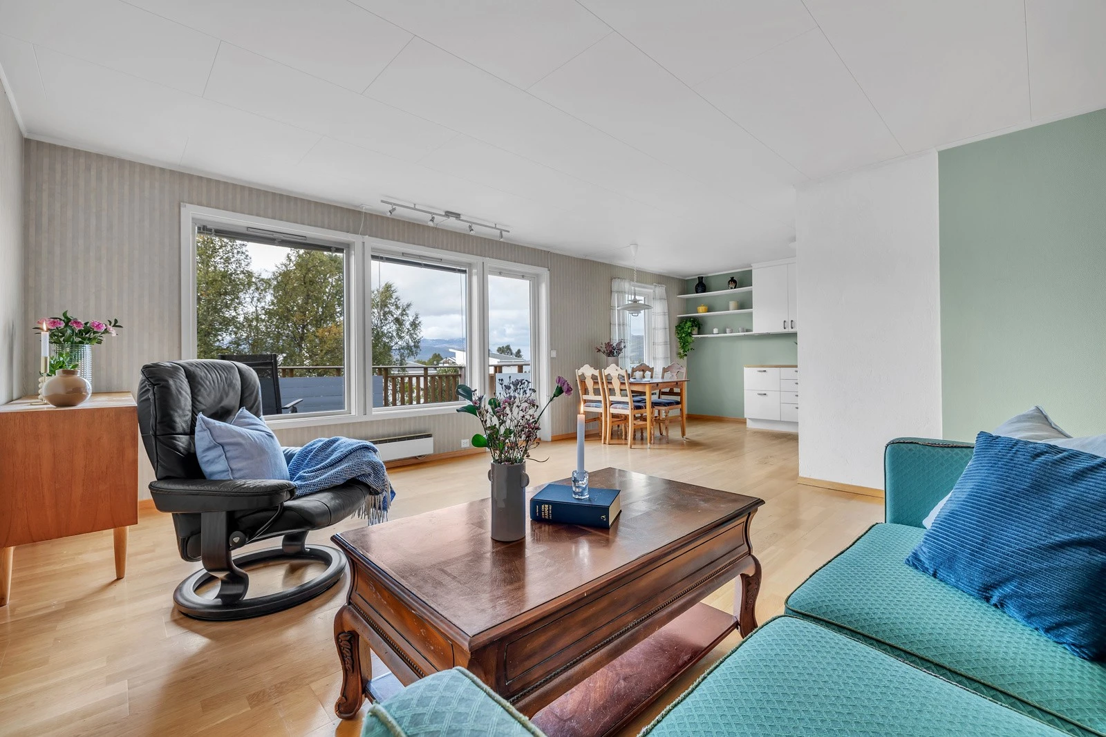 Delvis åpen løsning mot kjøkkenet Galleribilde