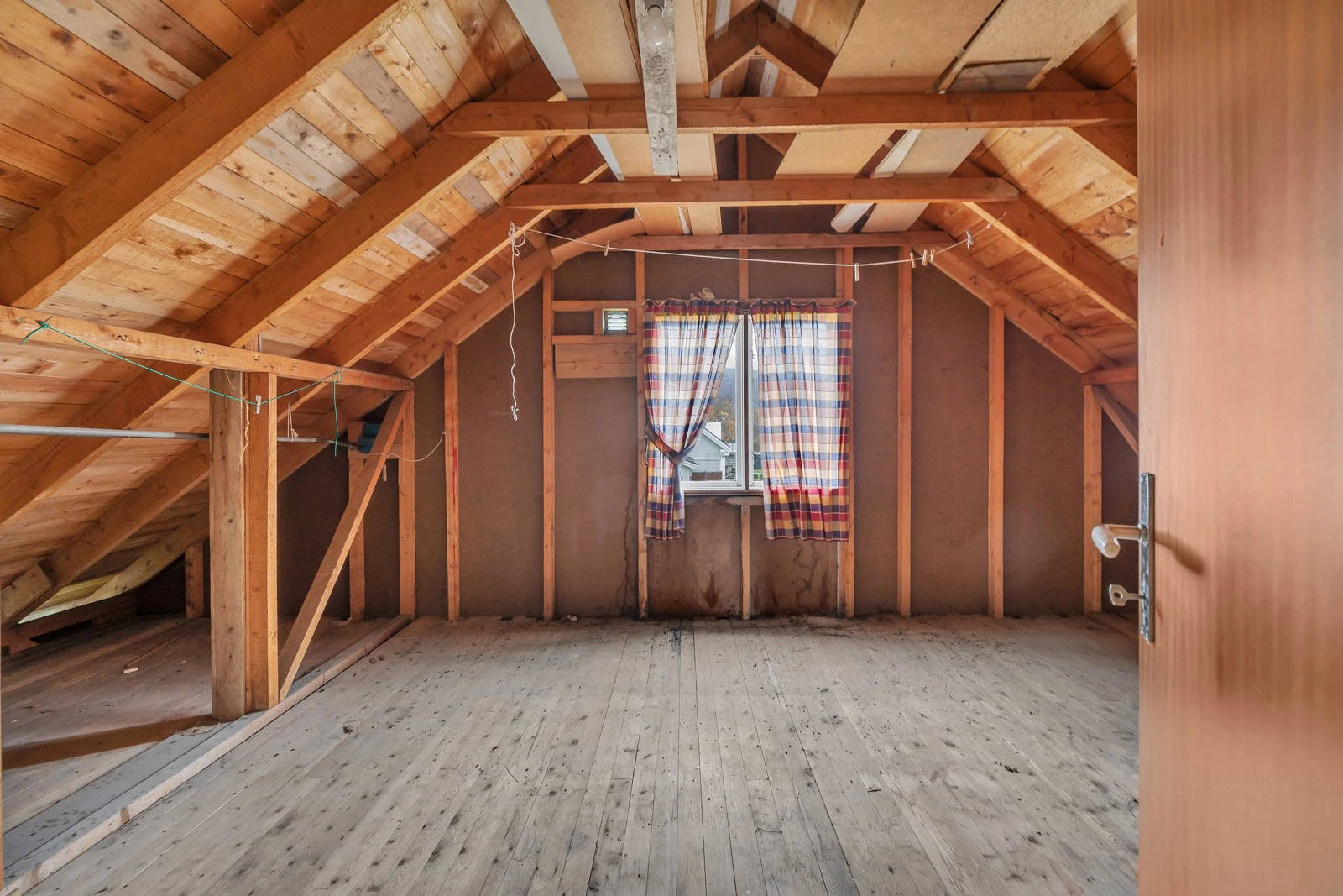 I tillegg har du dett store uinnredede rommet på nesten 15m2 som ligger i motsatt ende av soverommene i 2. etasje Galleribilde