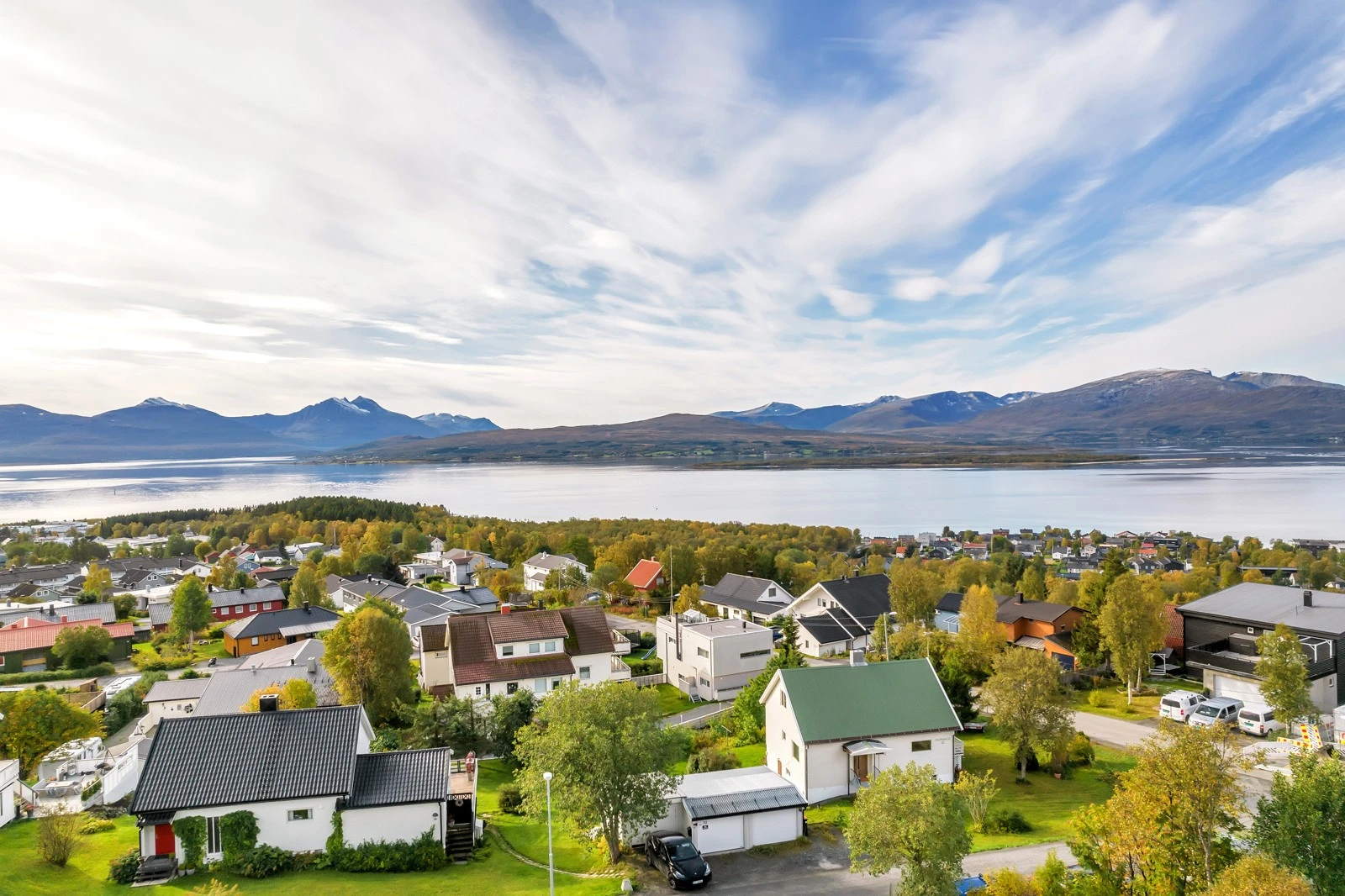 Henrik Wergelands Veg 36 er en svært godt plasser og stor eiendom på ryggen av Sør-Tromsøya Galleribilde