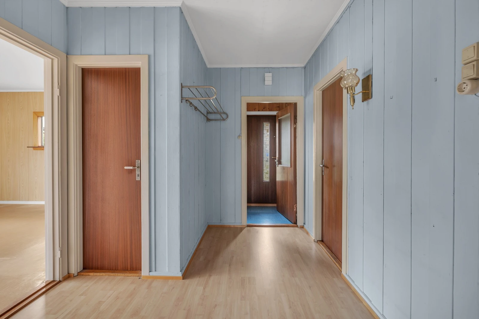 Denne leder deg til soverom, bad, stue og kjøkken Galleribilde