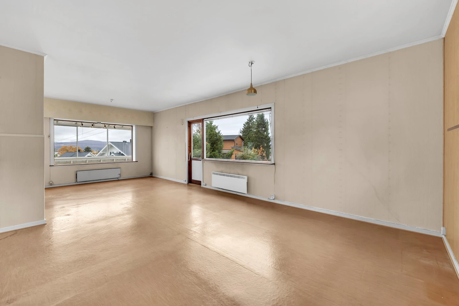 Stua er stor og luftig med vinduer mot sør og vest Galleribilde