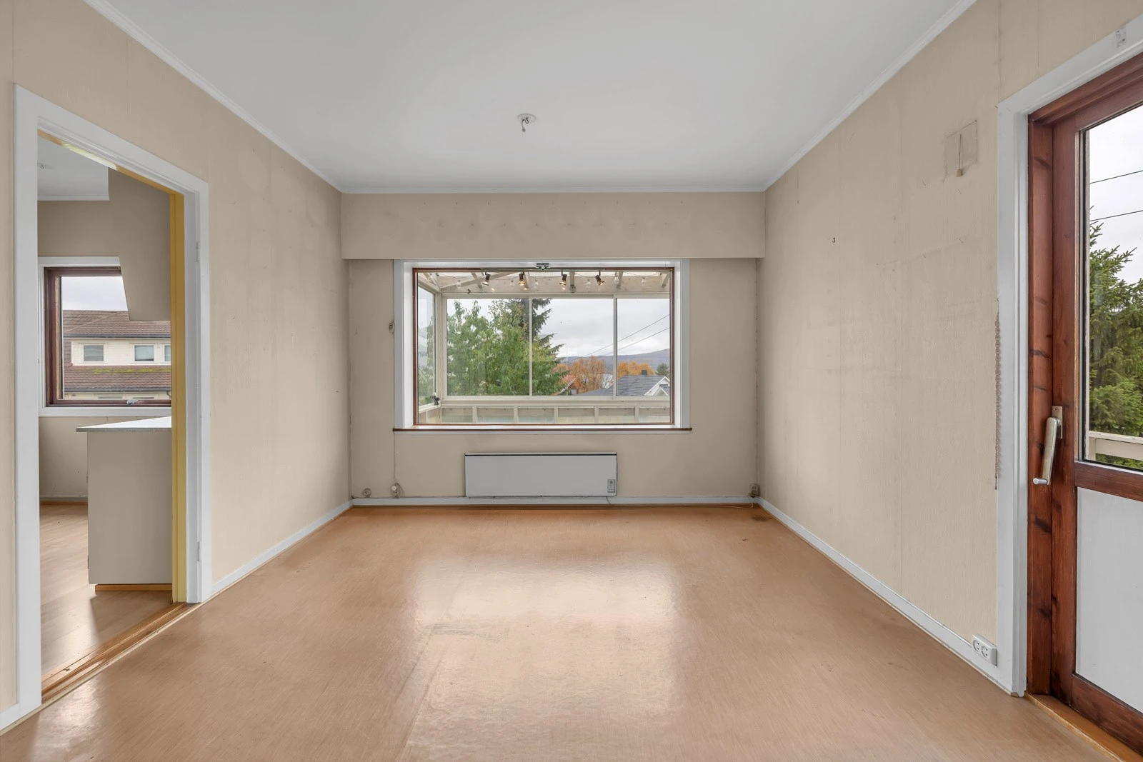 Fra stua er det utgang til stor sør-vestvendt veranda Galleribilde