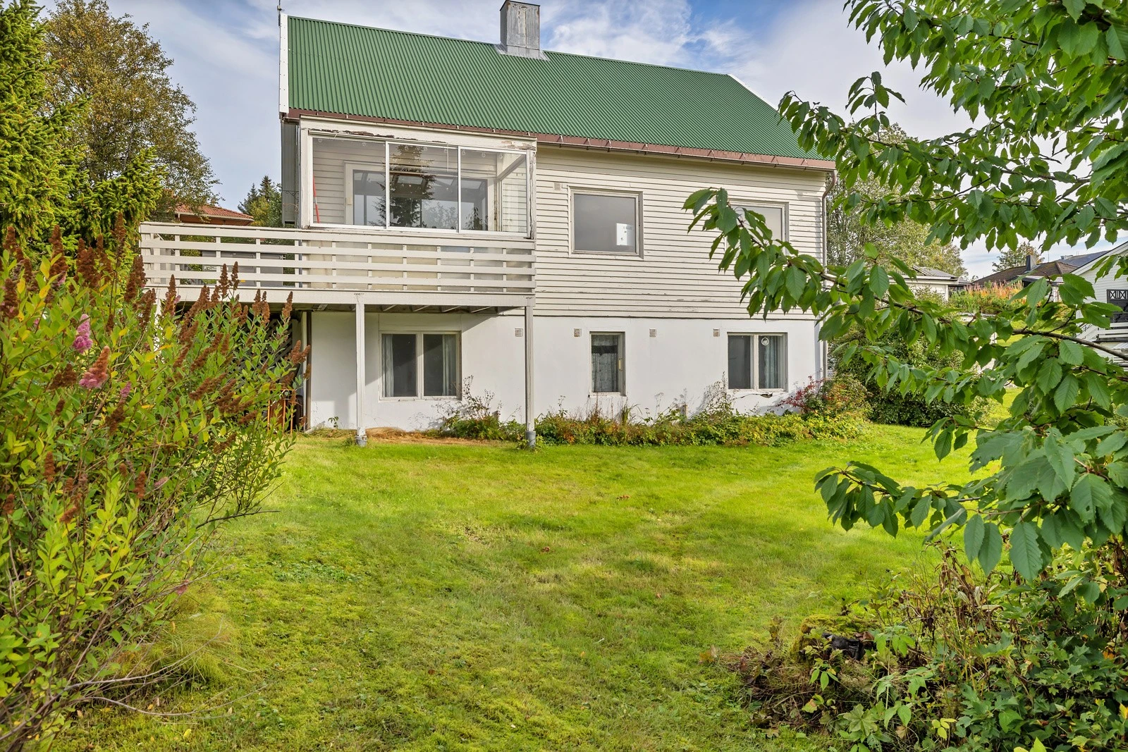 Boligen er en innholdsrik enebolig med godkjent utleie i deler av u. etasje Galleribilde