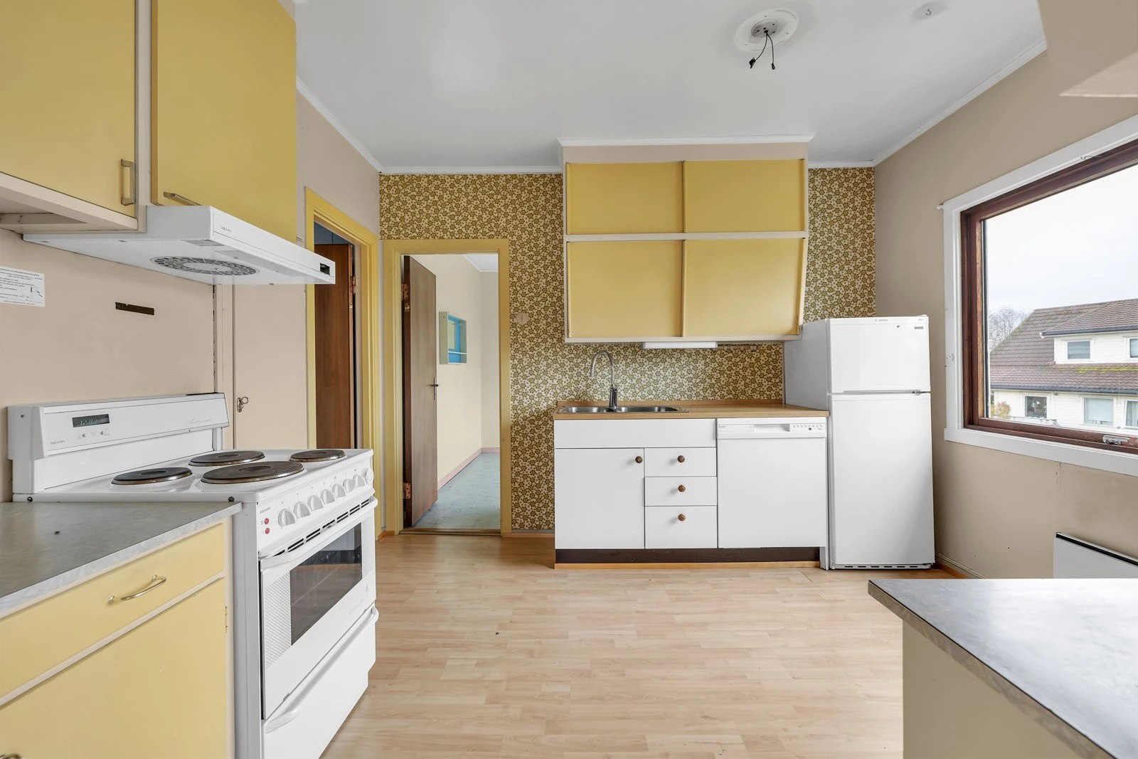 Innholdsrikt og eldre kjøkken av god størrelse Galleribilde