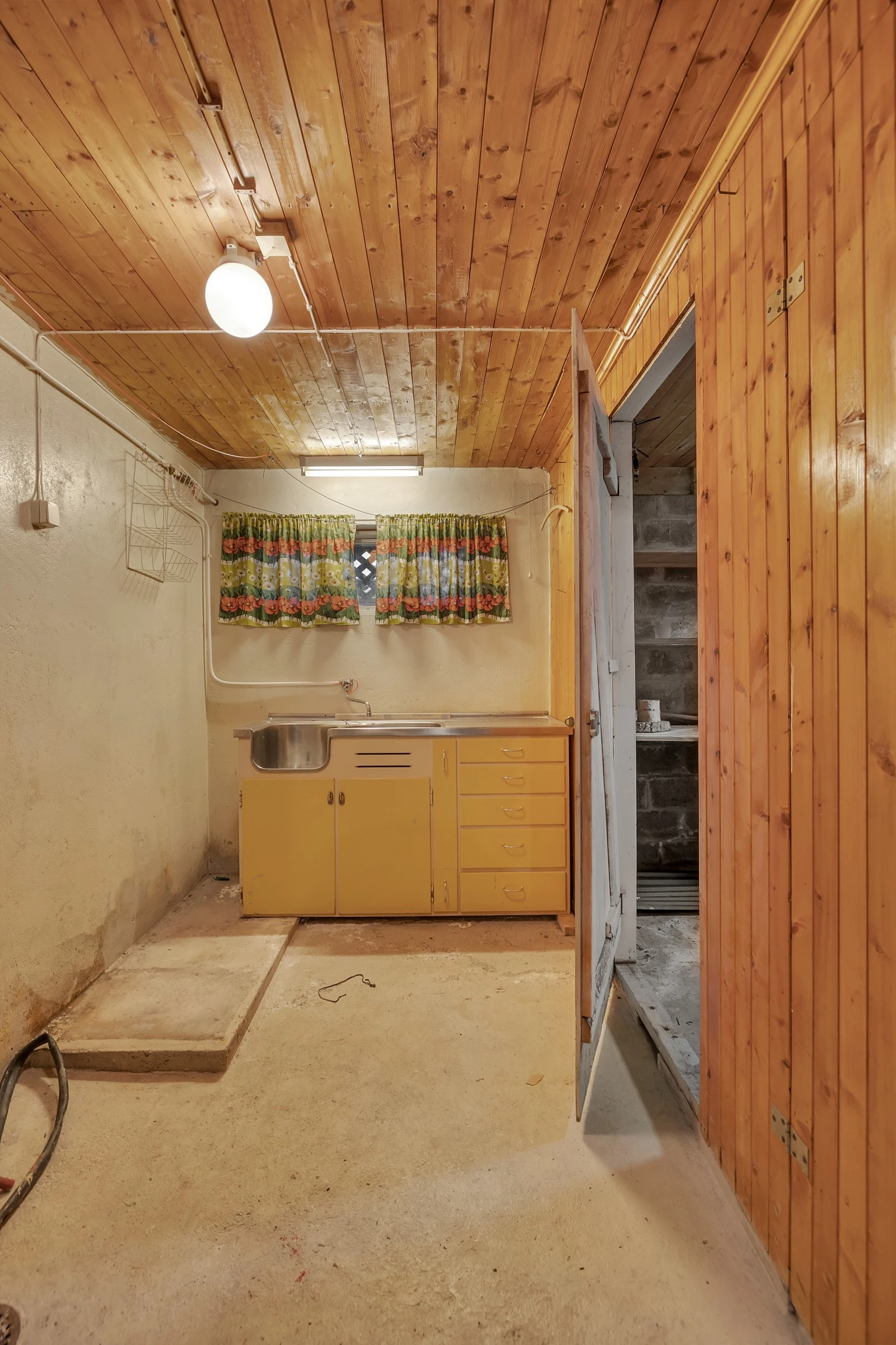 I u. etasjen finner du flere boder og vaskekjeller i bakkant av boligen Galleribilde