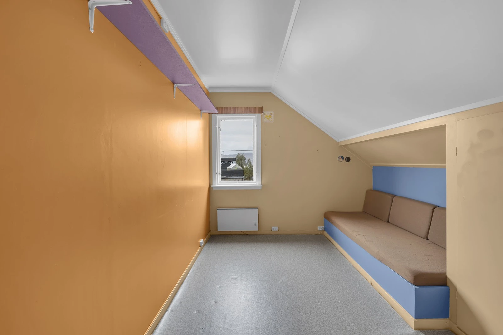 I boligens 2. etasje finner du 2 soverom. Bildet viser soverom 1 Galleribilde