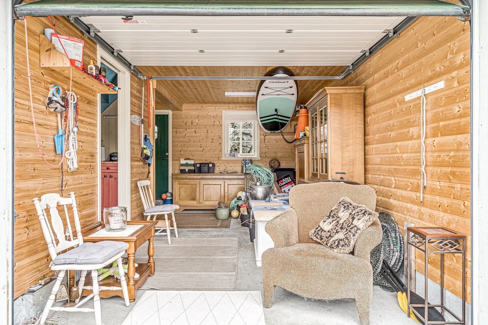 Stort oppholdsrom med sløyebenk Galleribilde