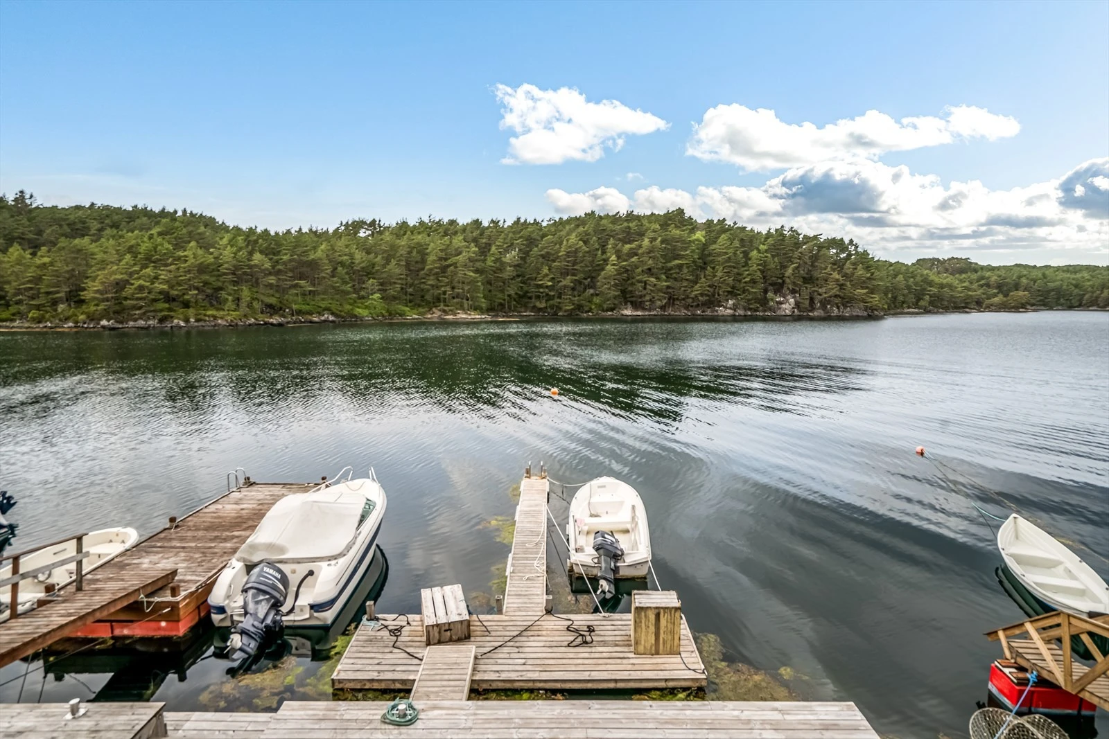 Stor brygge med tilhørende flytebrygge Galleribilde