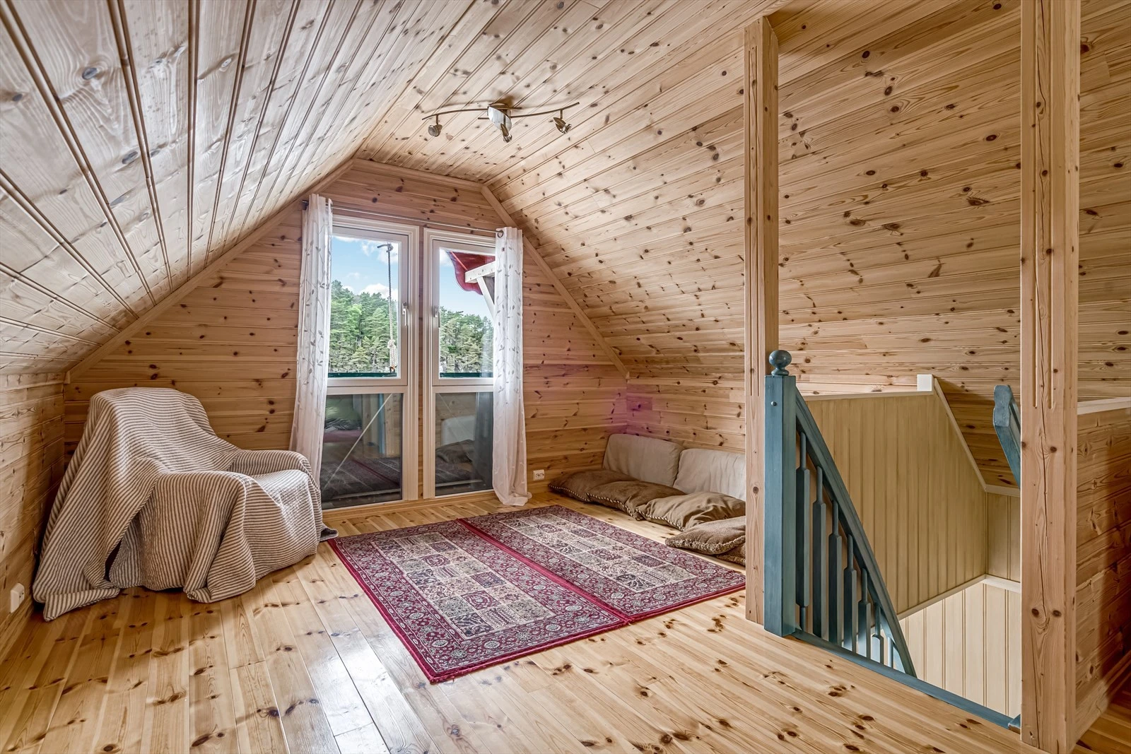 Loftsetasje med ett innredet rom Galleribilde