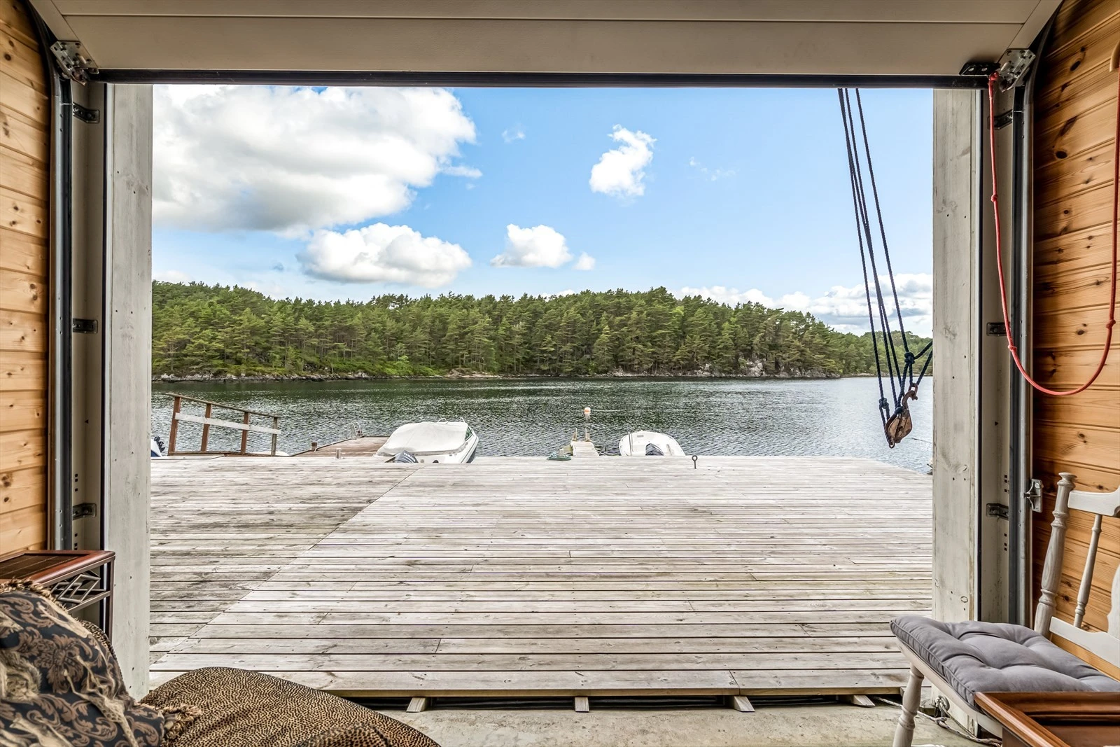 Fra naustet er det flott utsikt i fredfulle og rolige omgivelser. Galleribilde