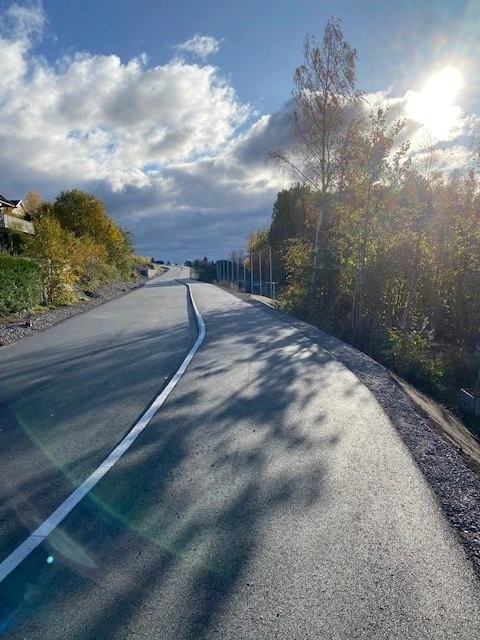Veien inn til feltet med fotballbane på høyre side Galleribilde