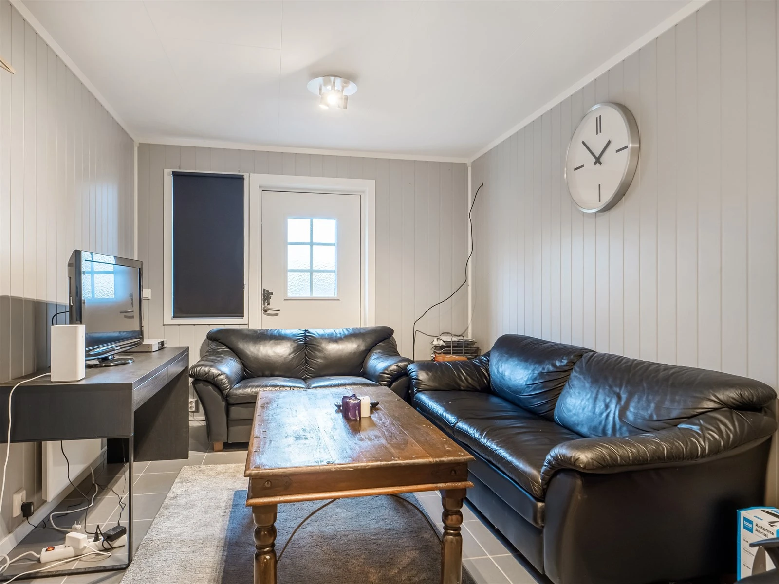 Næringsbygget har blant annet to stuer/oppholdsrom. Galleribilde