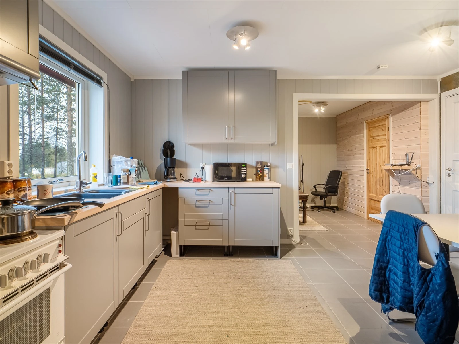 Romslig kjøkken med åpen løsning for hvitevarer. Galleribilde