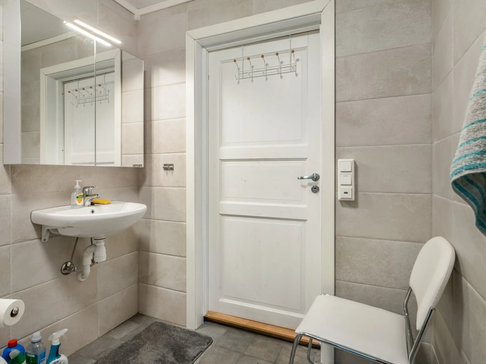 Elektriske varmekabler i gulv på badet. Galleribilde