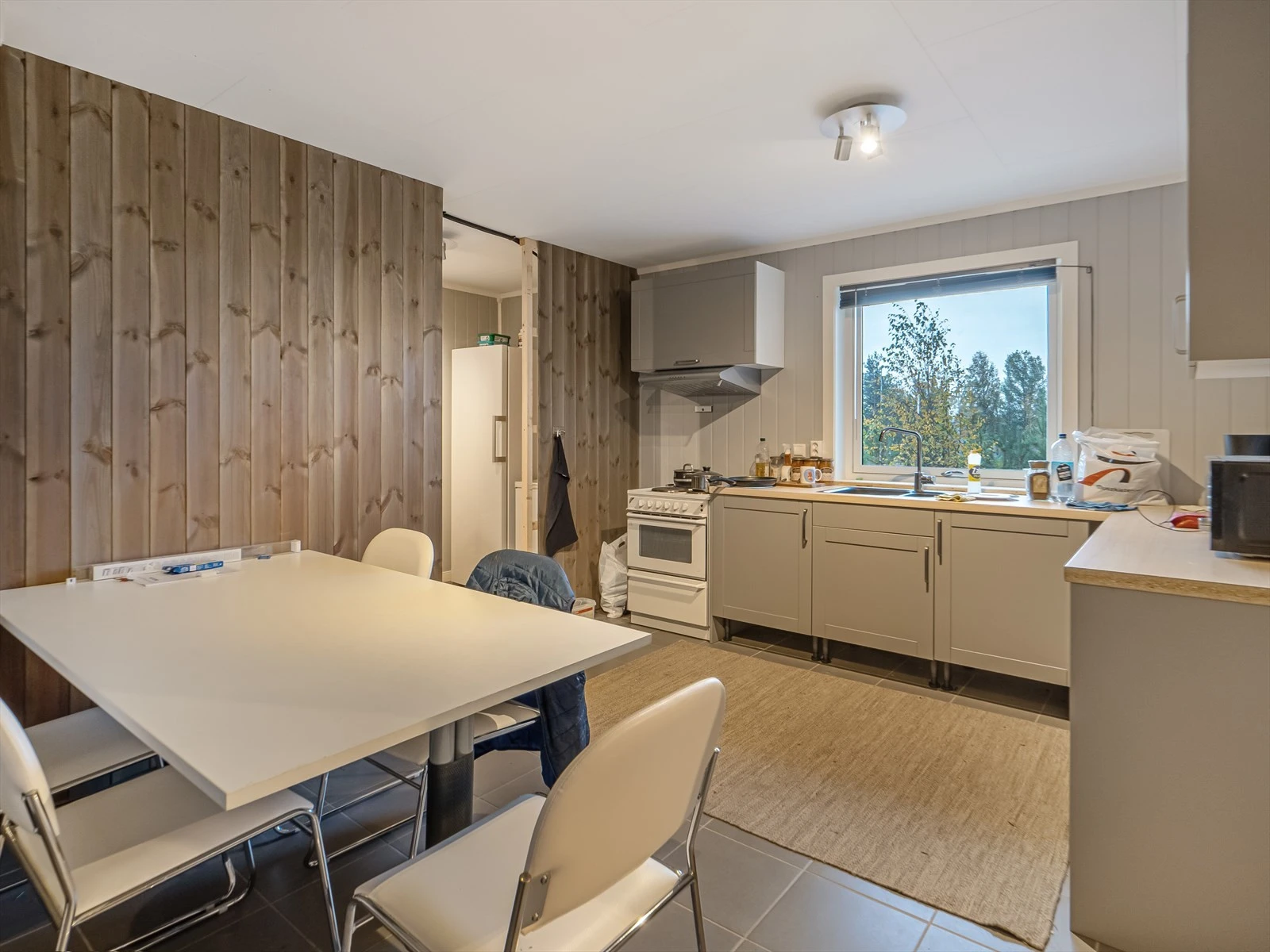 Plass til spisebord ved kjøkkenet. Galleribilde