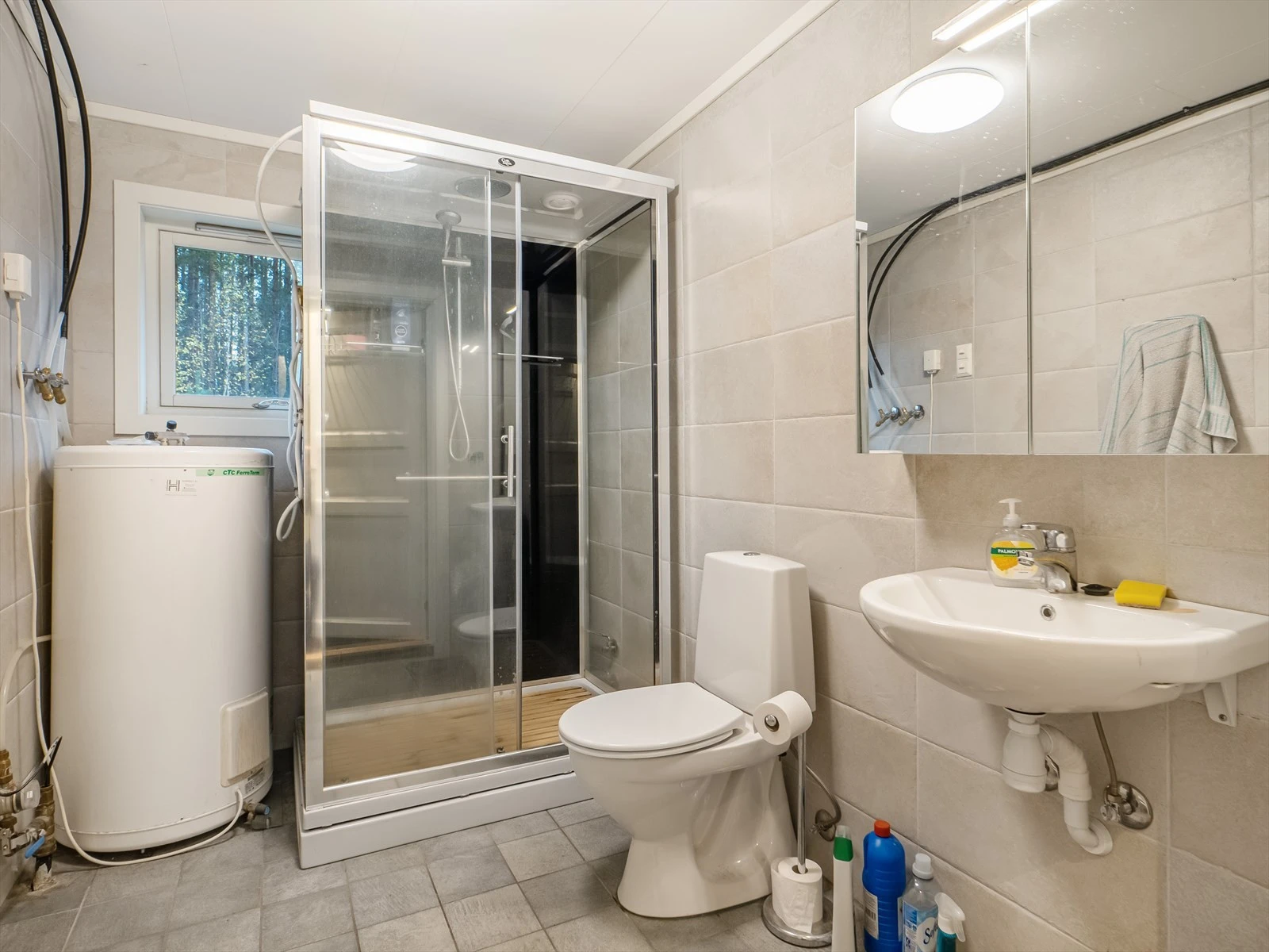 Bad innredet med toalett, servant og dusjkabinett. Galleribilde