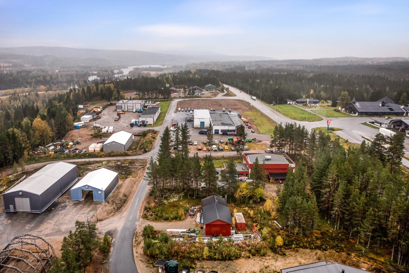 Næringsbygget ligger ca. 5 km nord for Rena sentrum. Galleribilde