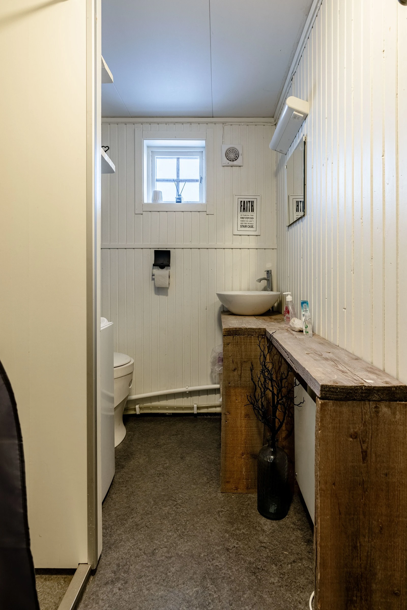 Badet har toalett, dusj og opplegg for vaskemaskin Galleribilde