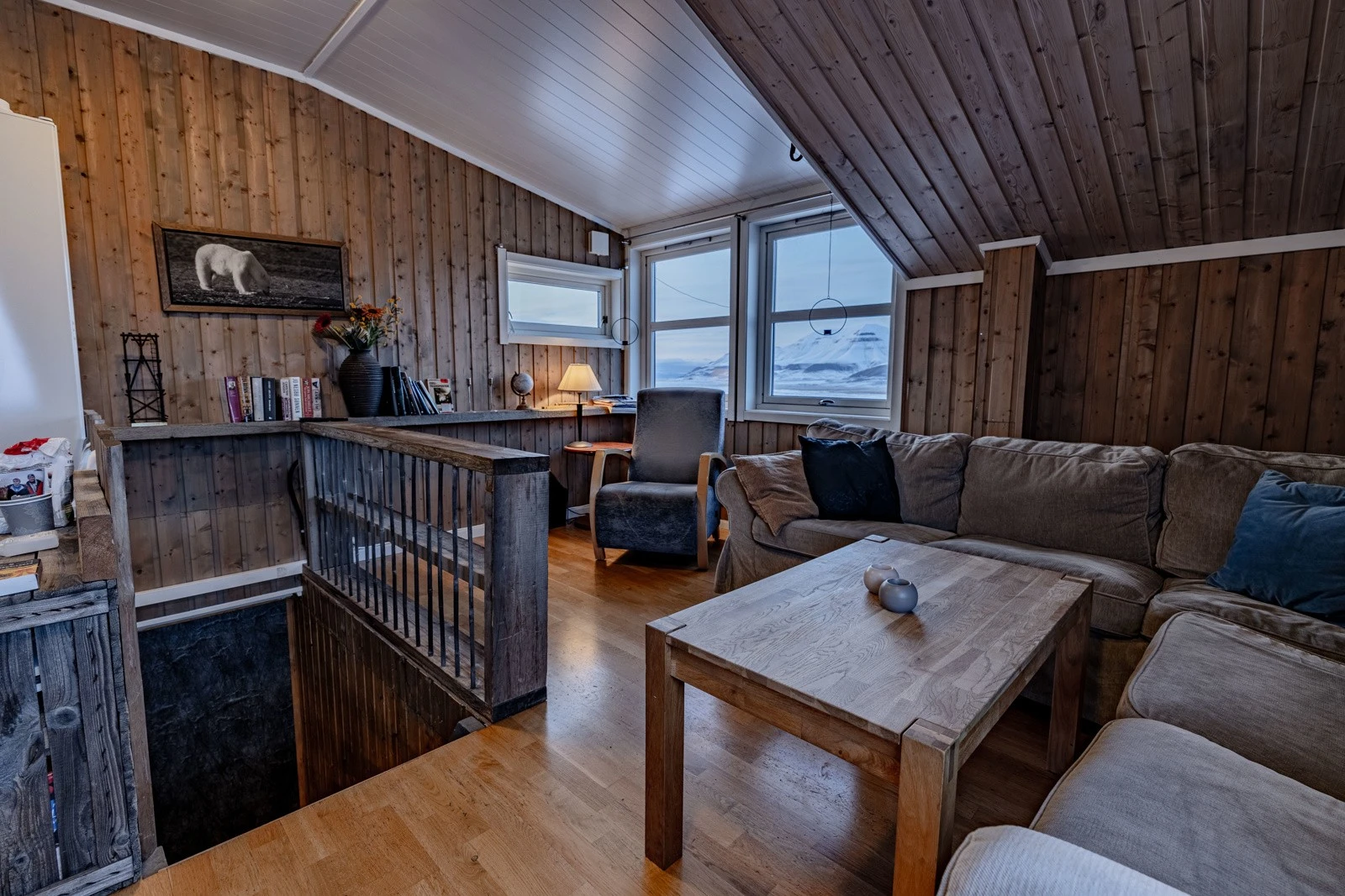 Dagligstuen er motsatt enda av kjøkkenet Galleribilde