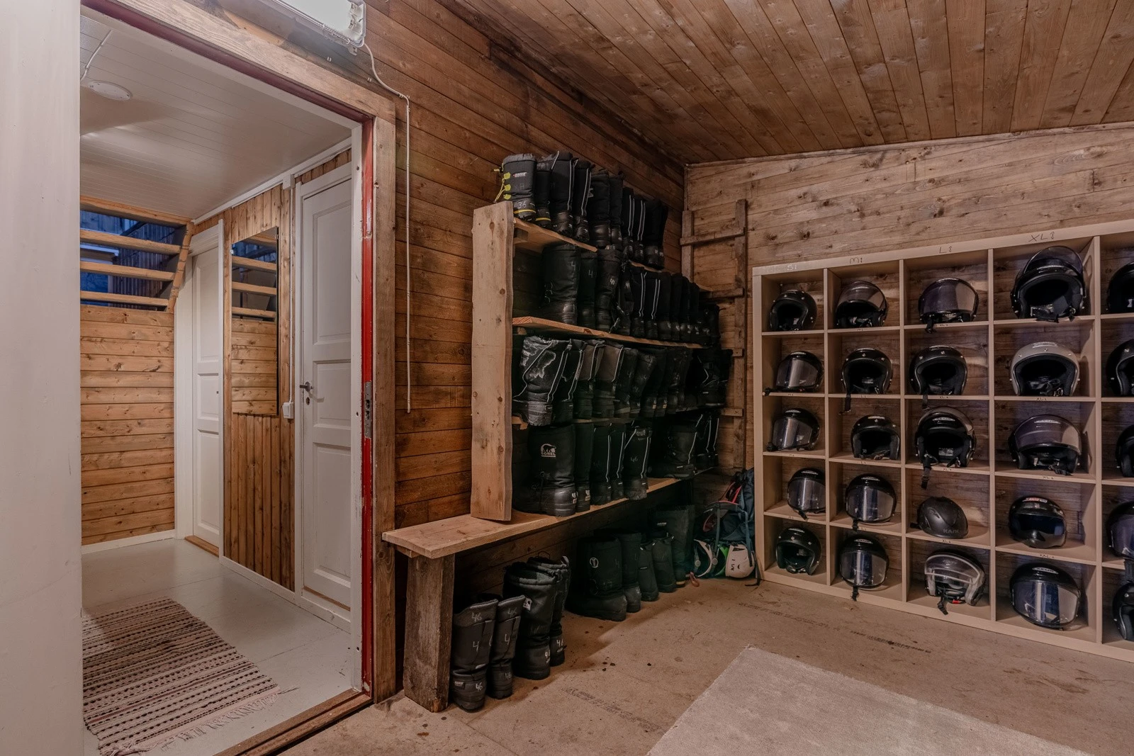 Fra mellomgang ledes du inn i selve kjernen av bygget Galleribilde