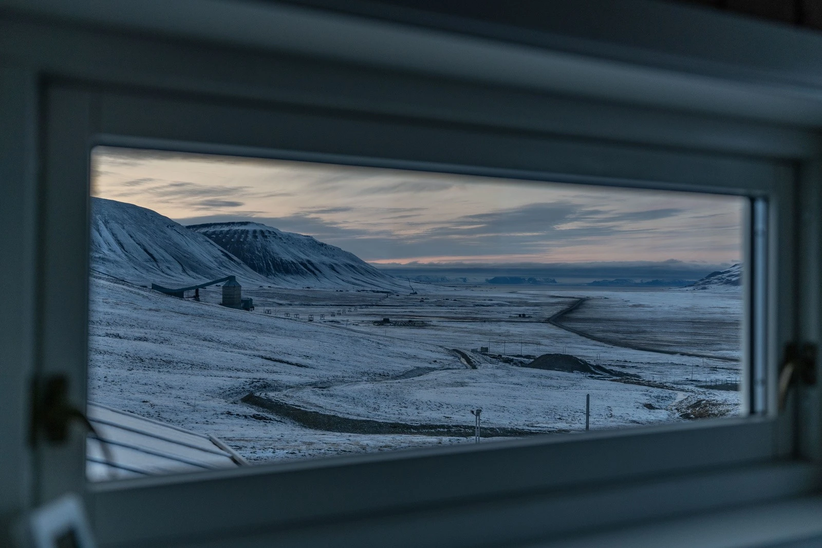 Utsikt mot fjorden og i retning Longyearbyen Galleribilde