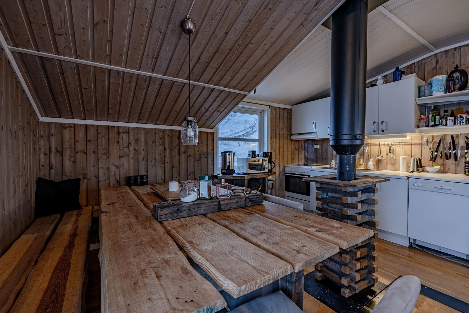 Fin plass til spisebord mellom dagligstuen og kjøkkenet Galleribilde