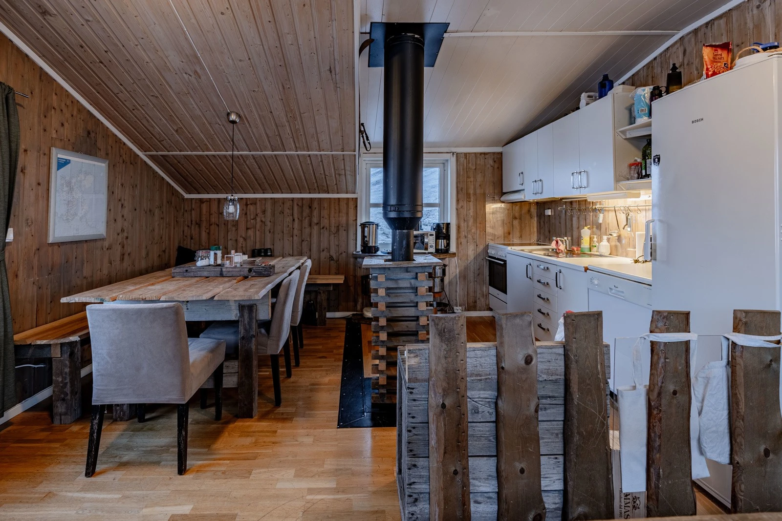 Pipa fra ovnen i 1. etasje strekker seg gjennom denne etasjen og avgir fin varme Galleribilde