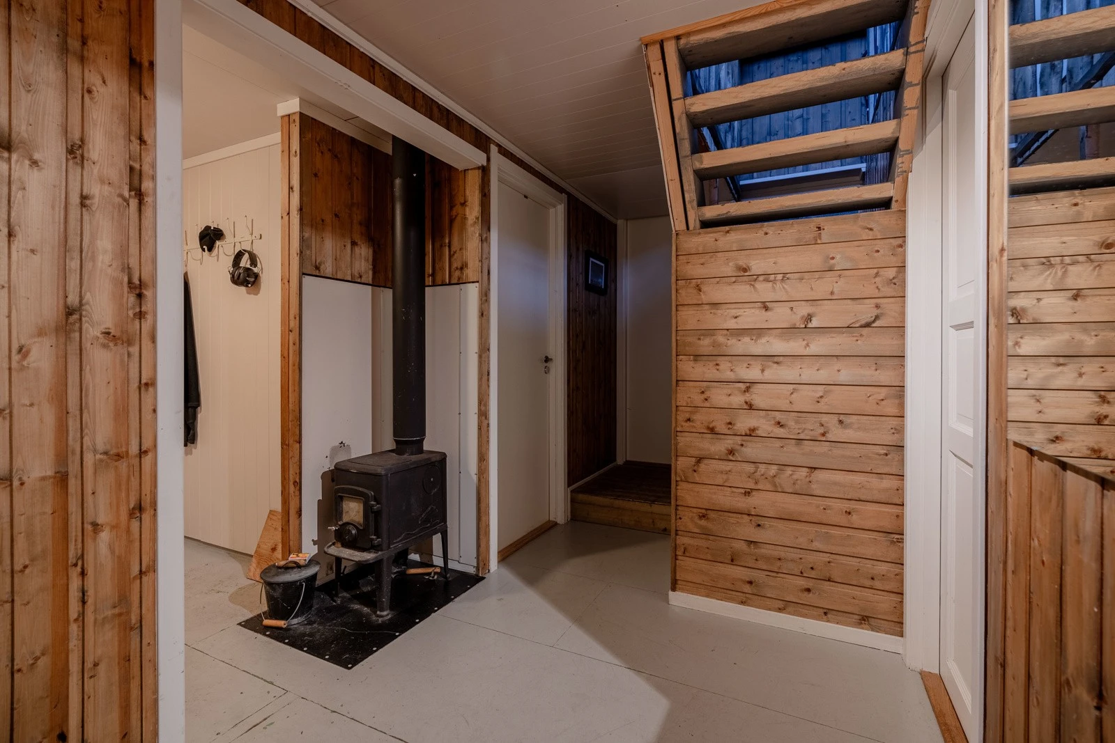 Praktisk vedfyring plassert i gangen Galleribilde