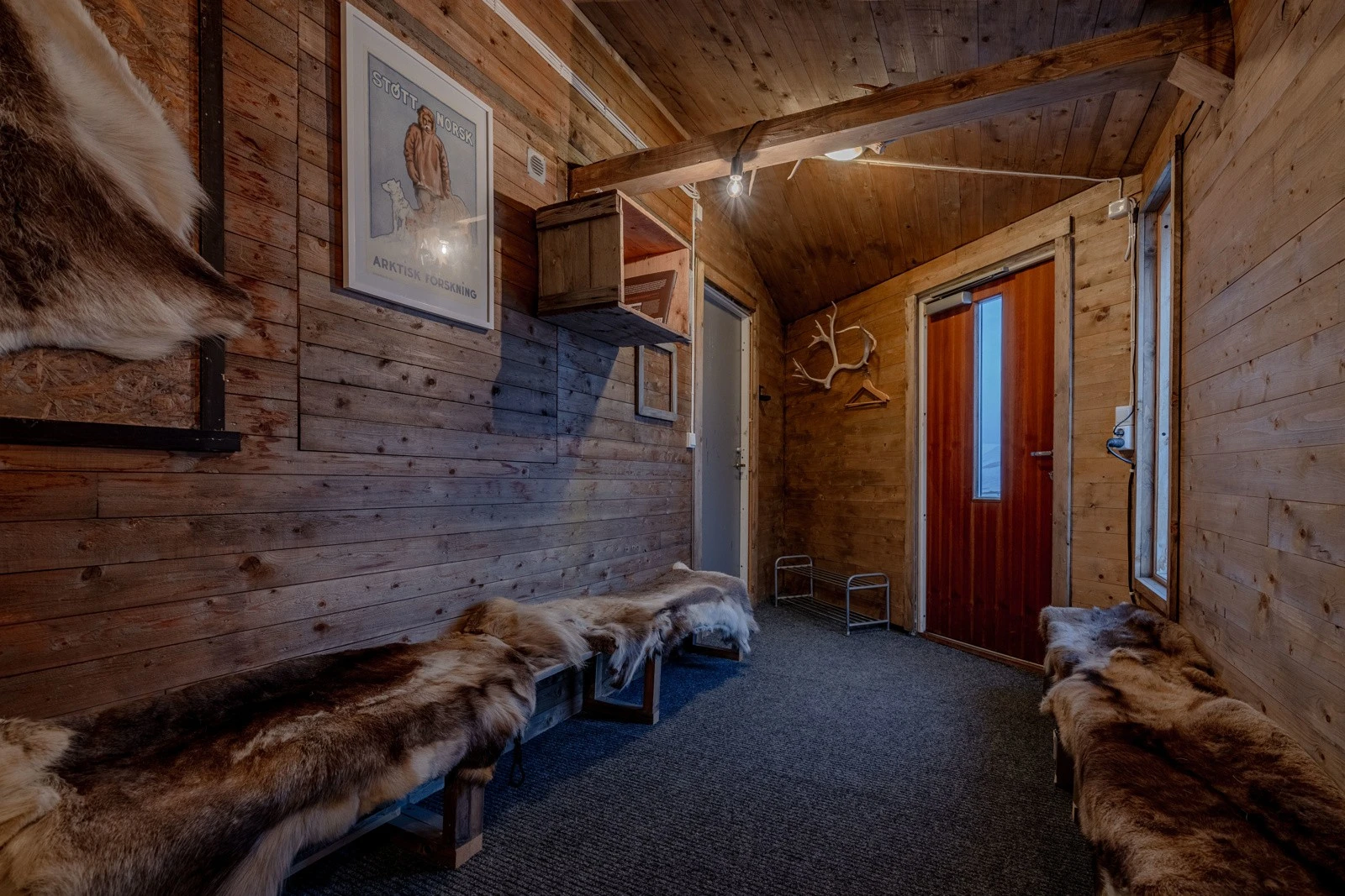 Det første som møter deg er denne praktiske og store mellomgangen som er ideell for lagring av utstyr Galleribilde