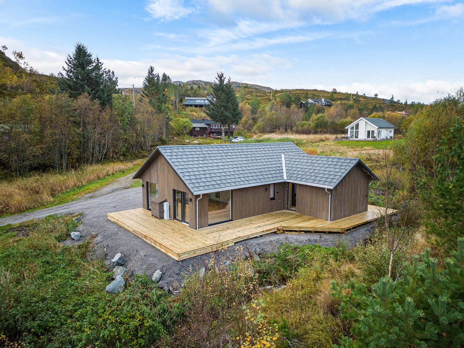 Hytten ligger pent til i feltet med naturtomt. Galleribilde