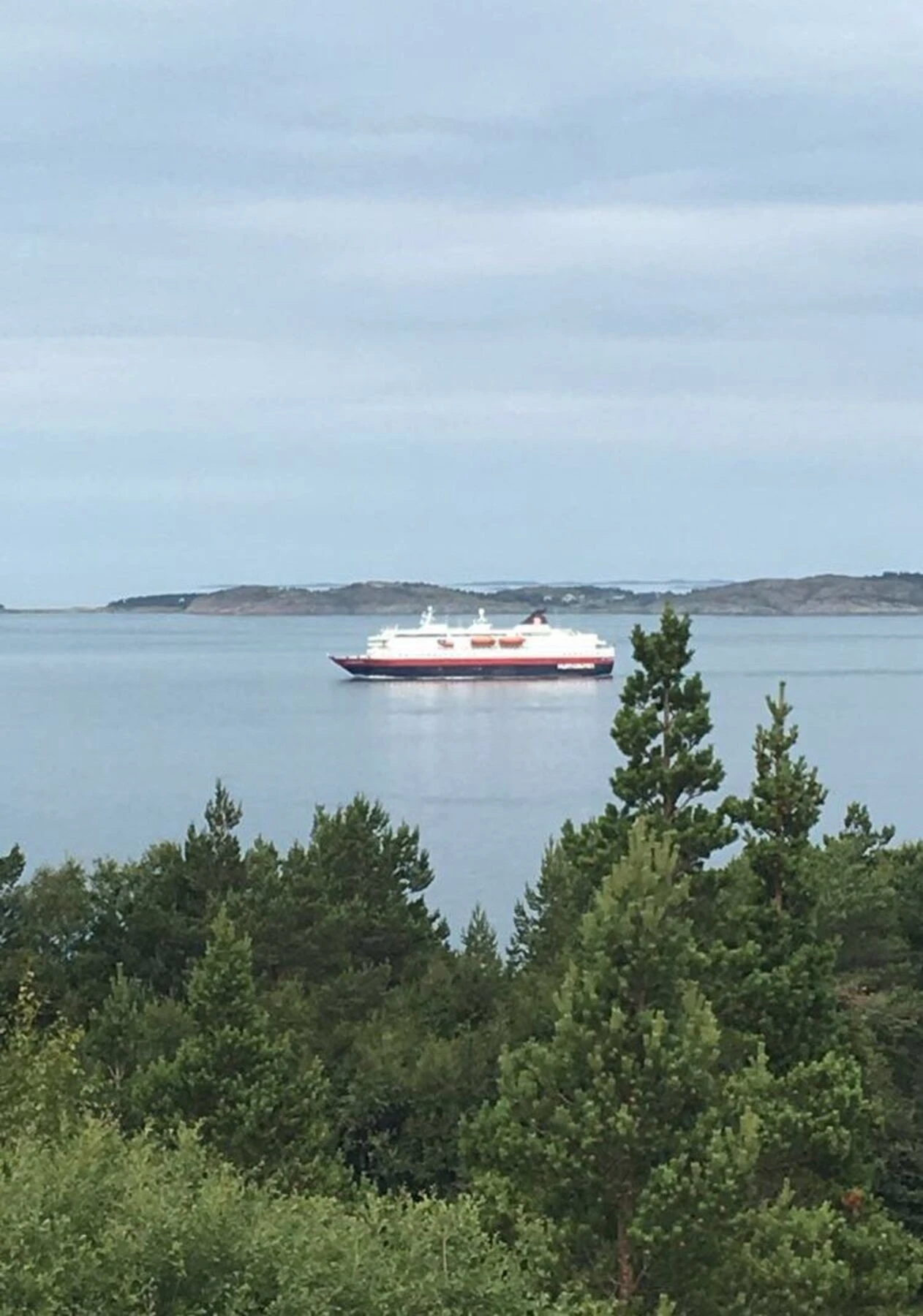 Hurtigruta som passerer Sommerhvile hyttefelt Galleribilde