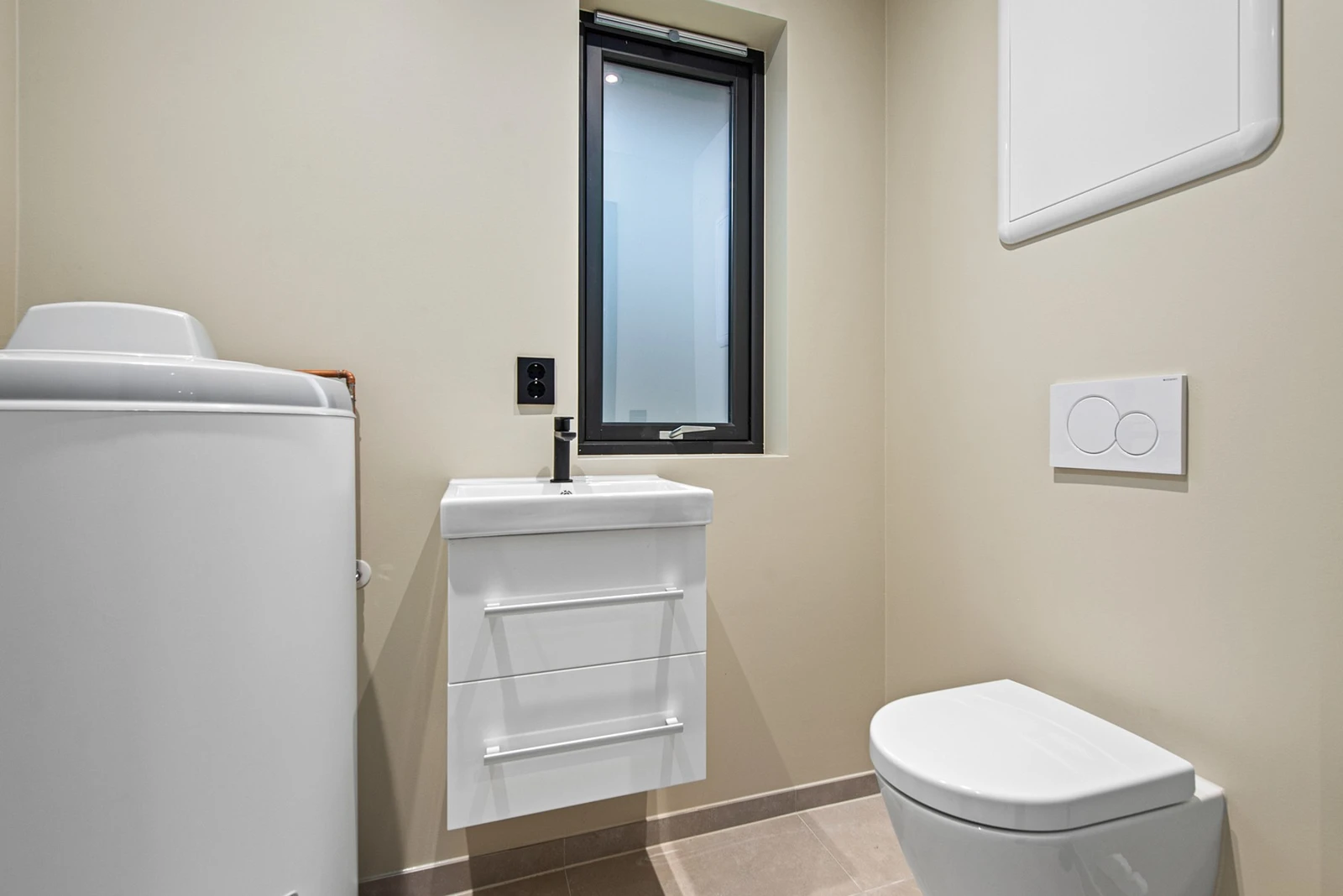 Wc/vaskerom på 2,4 kvm. 200L Høiax varmtvannsbereder og opplegg for vaskemaskin. Galleribilde