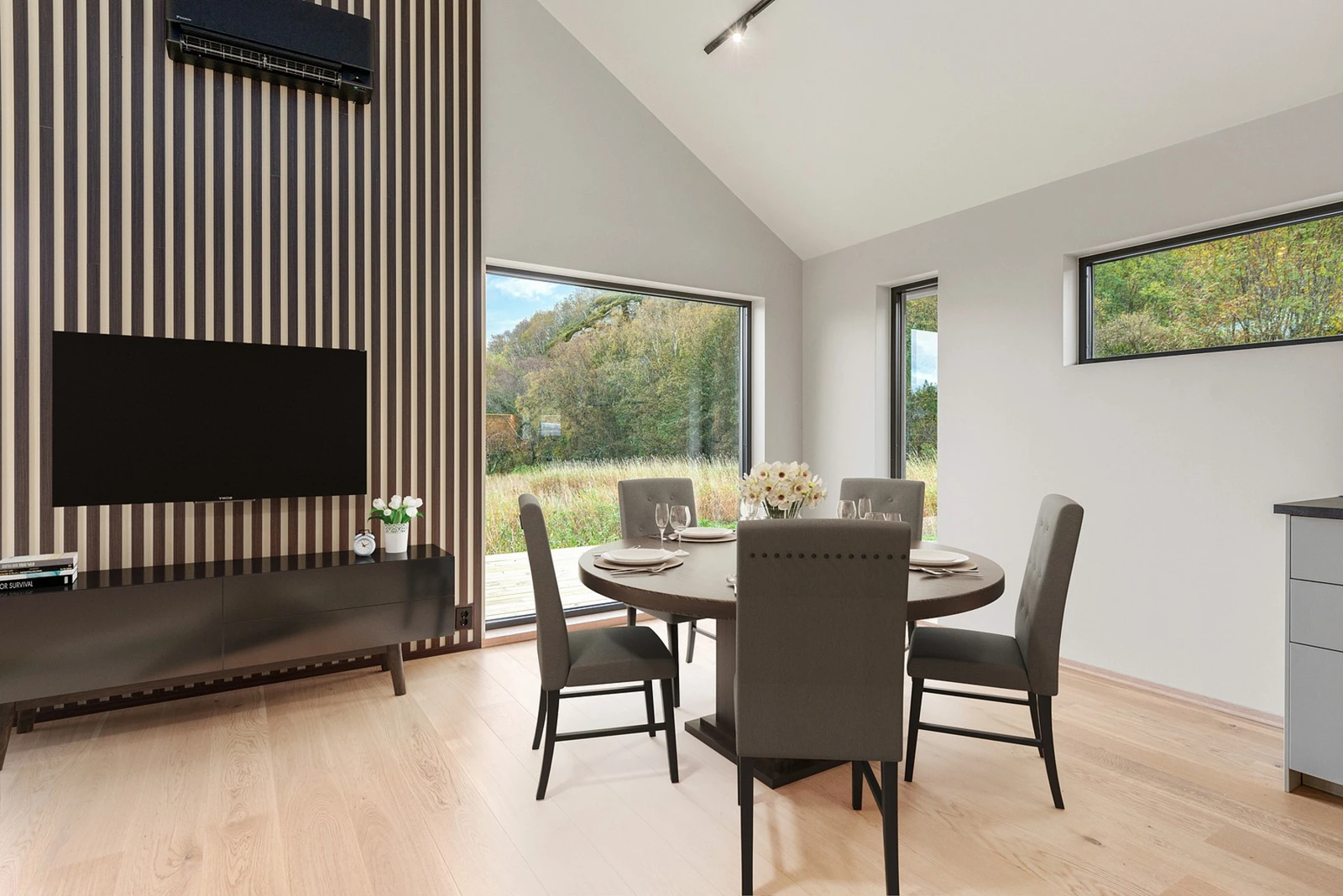 Stue/kjøkken på hele 38,5 kvm. Den åpne løsningen mellom stue og kjøkken gjør hytta hyggelig og sosial. Virtuell styling Galleribilde