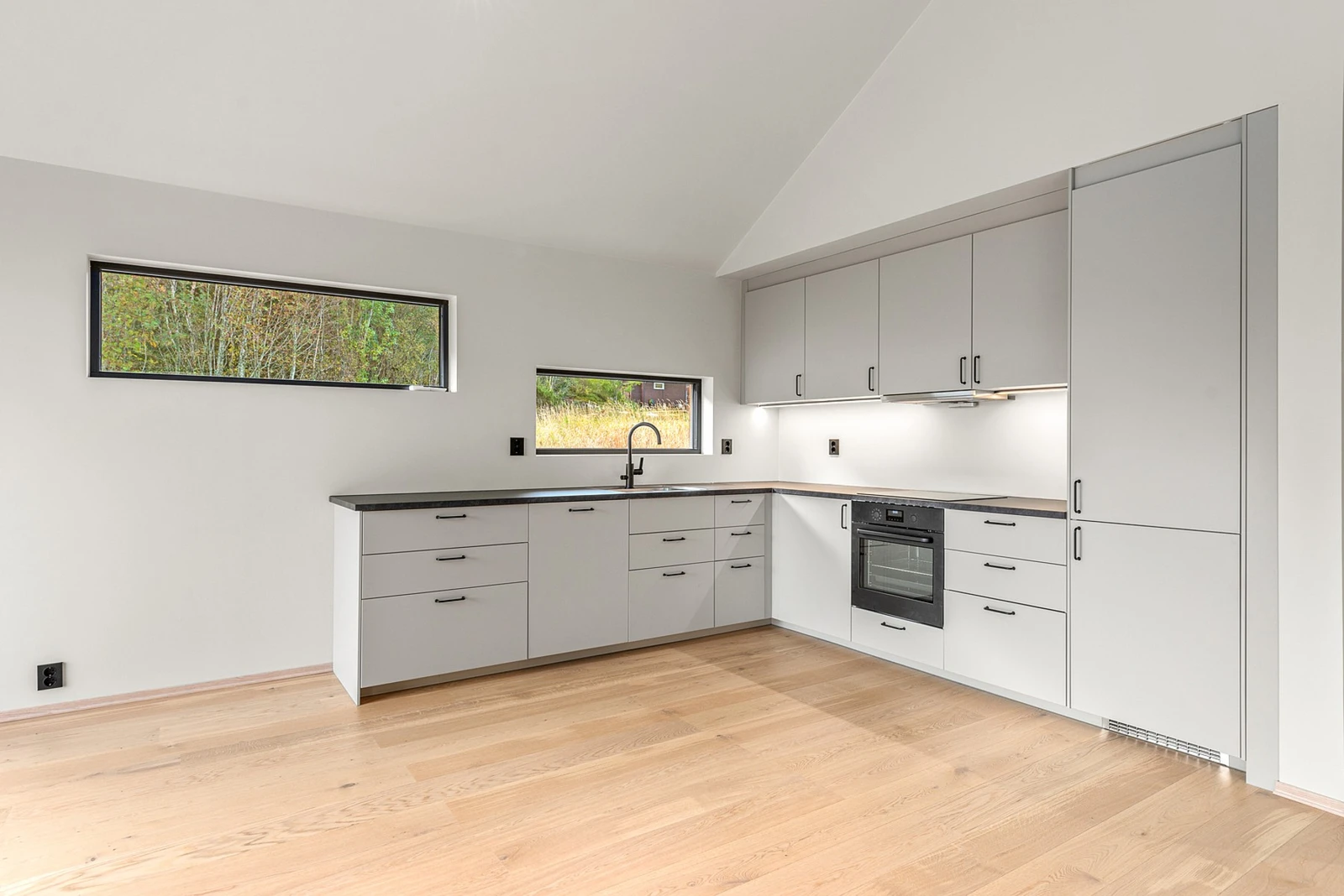 Kjøkken med integrerte hvitevarer fra Whirlpool. Godt med skap- og benkeplass. Galleribilde