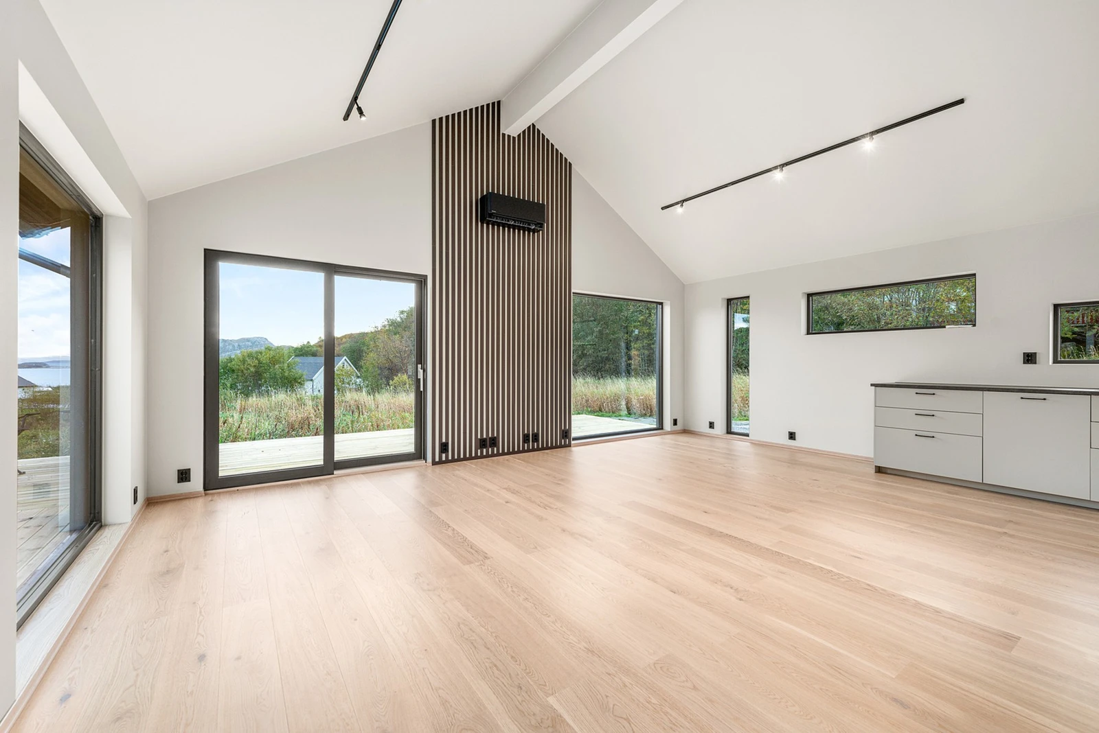 Store vindusflater som gir rikelig med lys inn i rommet, alle vinduer er av typen Natre. Galleribilde