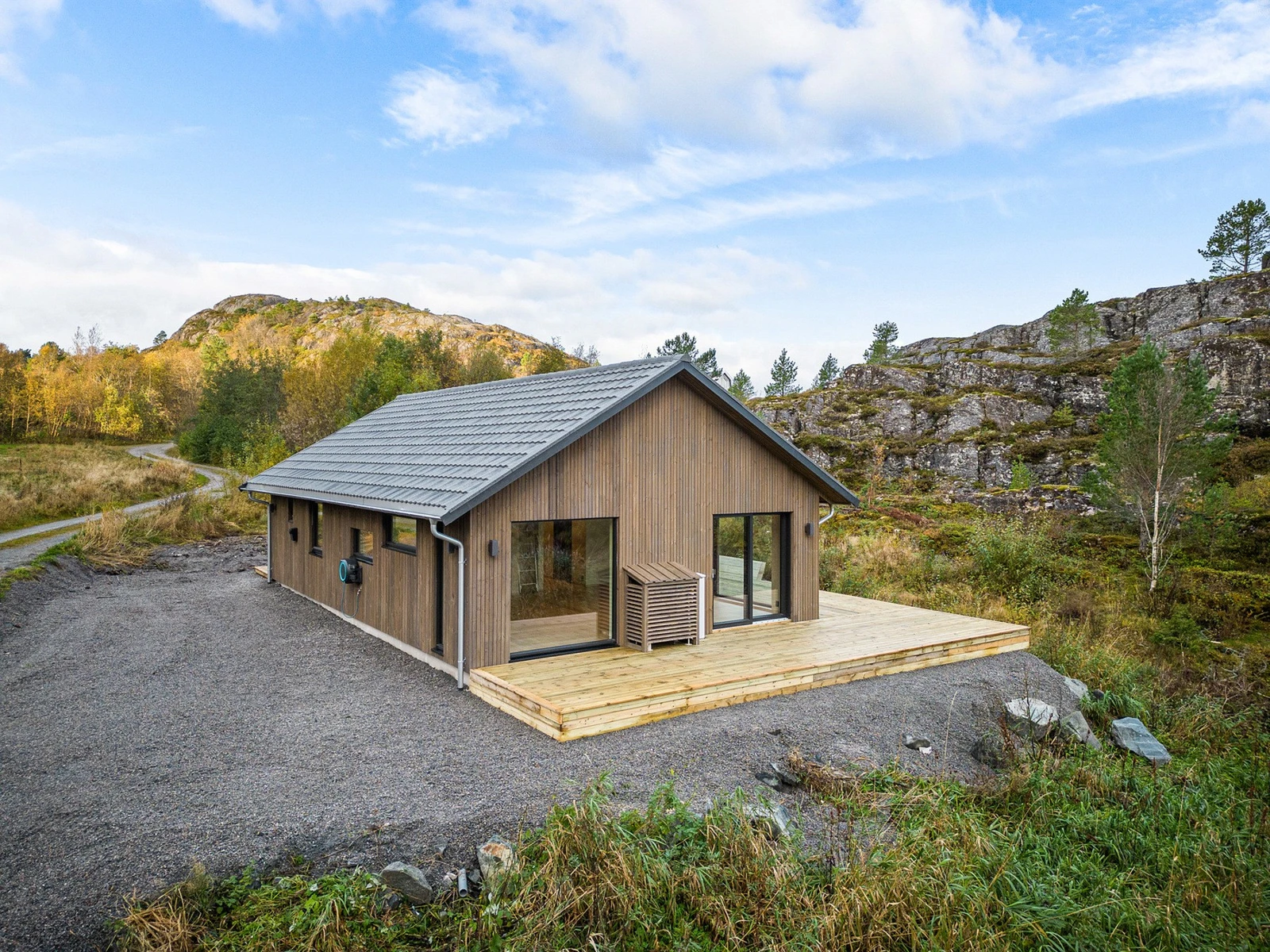 Det er etablert El-bil lader fra Innohome samt 2 utekraner. Galleribilde