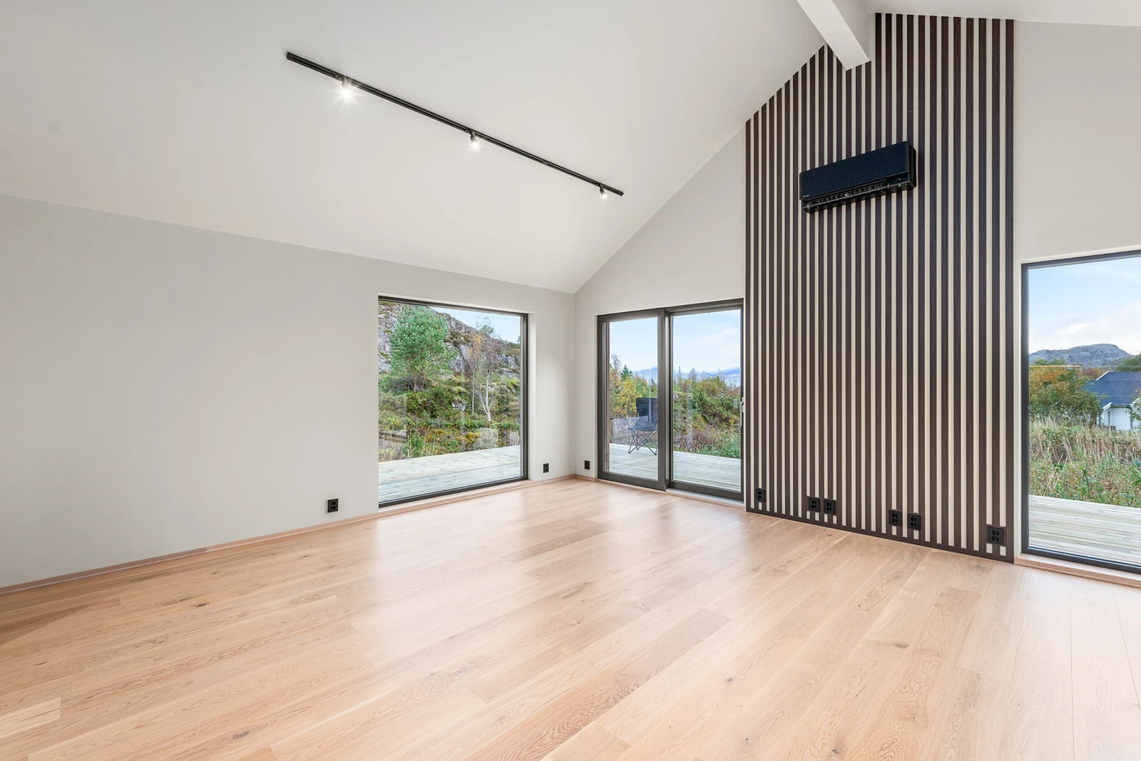 Hvitpigmentert 1-stavs Boen eikeparkett. Det er etablert varmepumpe. Galleribilde