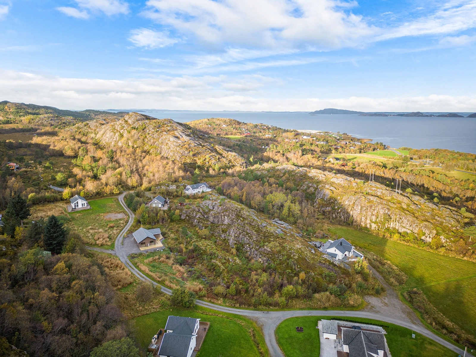 Dronefoto over Sommerhvile hyttefelt Galleribilde