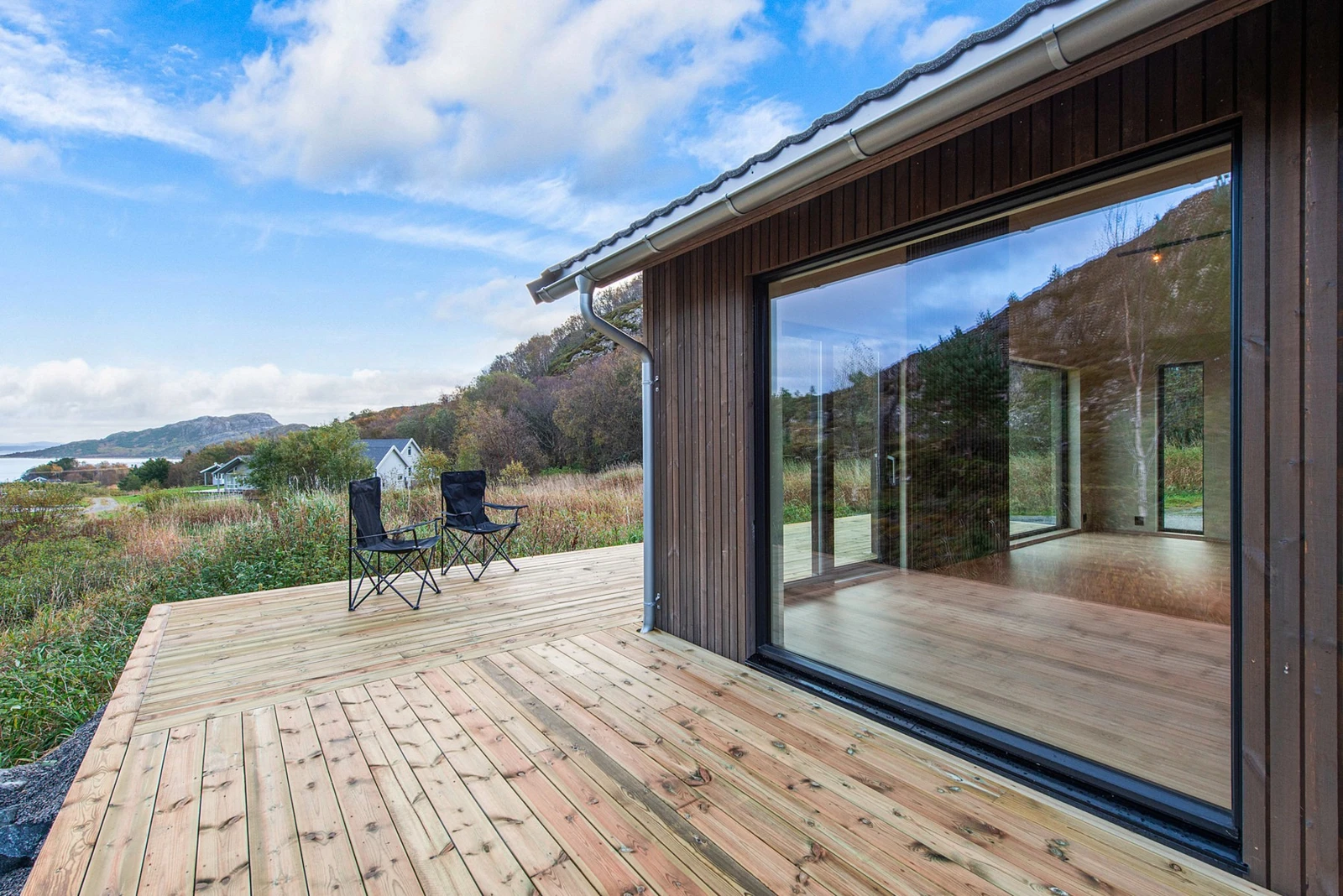 Hytten har en flott utsikt mot fjorden. Terrasse på hele 82 kvm. Galleribilde