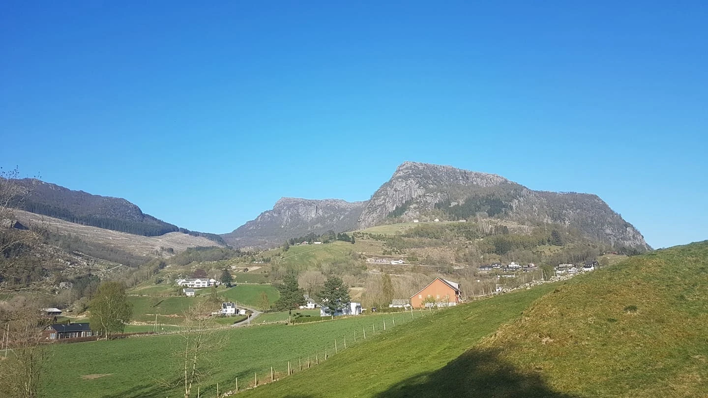 Tomten sett fra Årdal sentrum med Niben i bakgrunnen Galleribilde