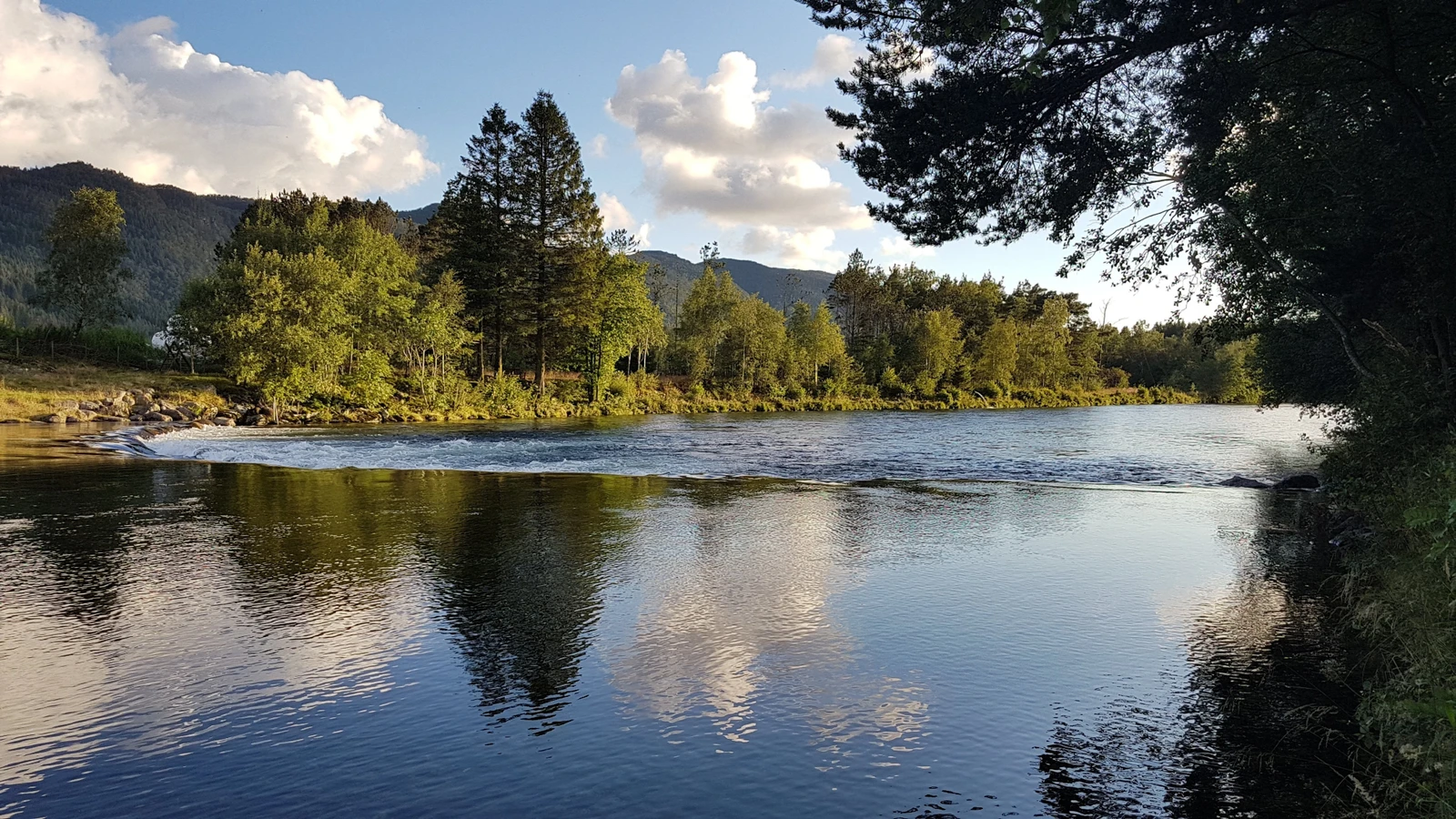 Årdalselva, kjent for laksefiske. Galleribilde