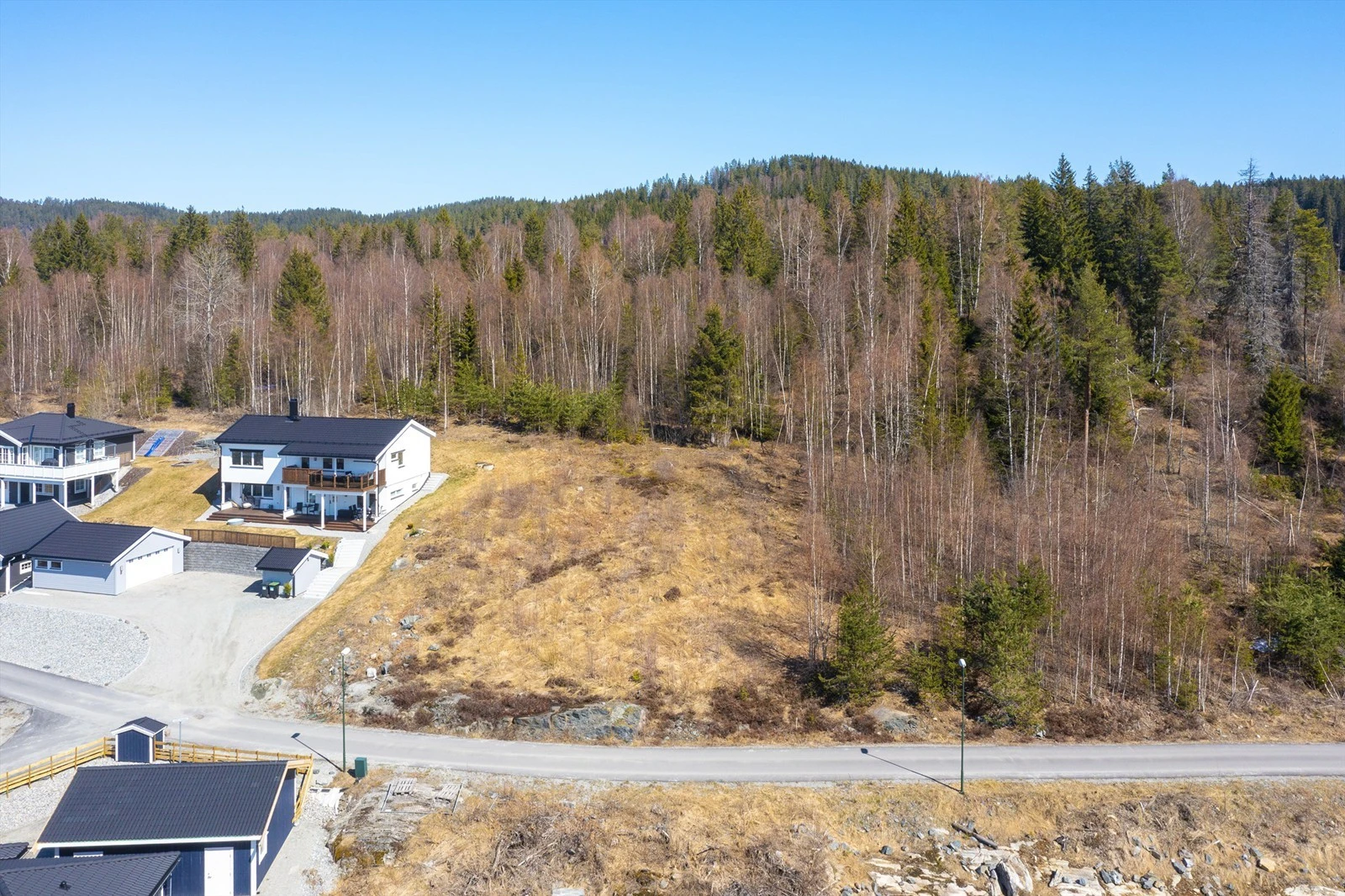Tomten ligger på et nyere etablert felt. Galleribilde