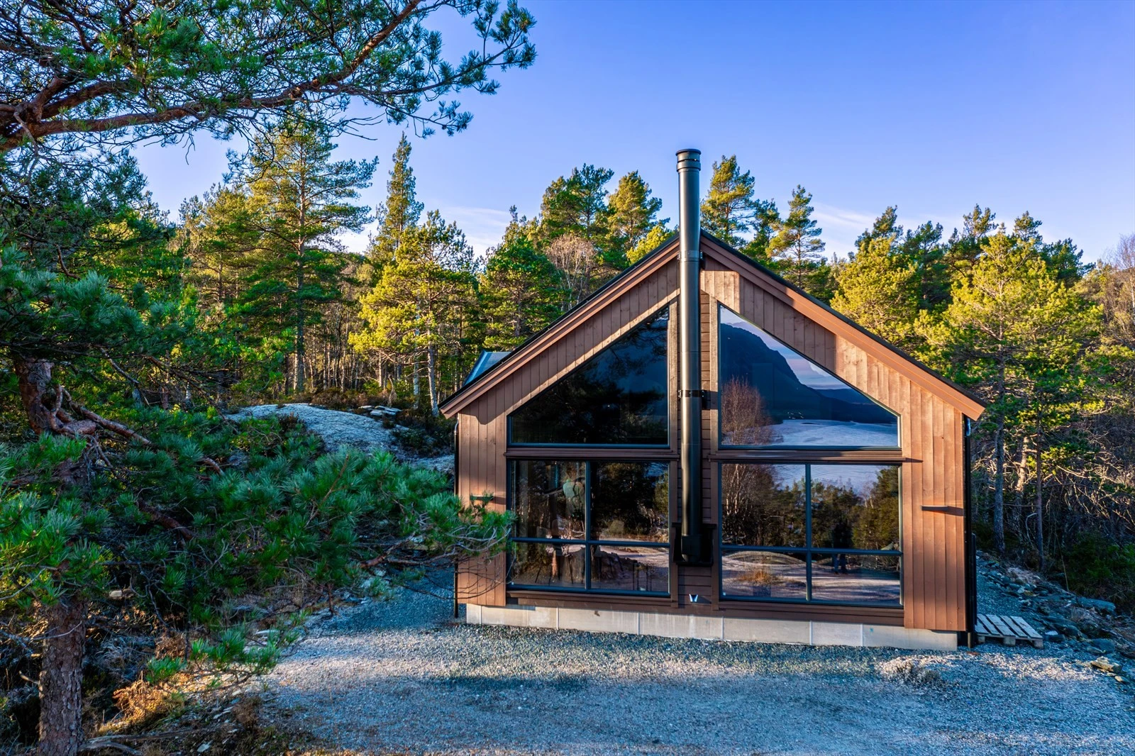 Nydelig utsikt som gjenspeiler seg i de store vindusflatene. Galleribilde