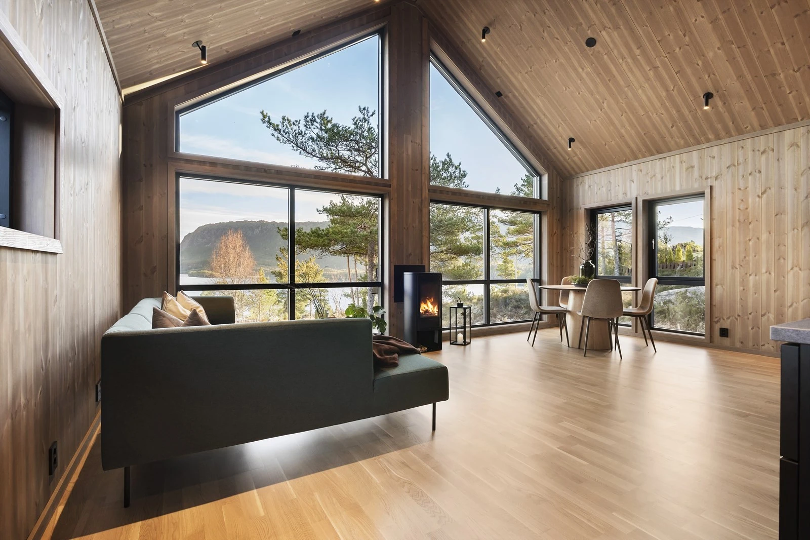 Peisen I stuen varmer godt, samt skaper en lun og behagelig romfølelse. Galleribilde