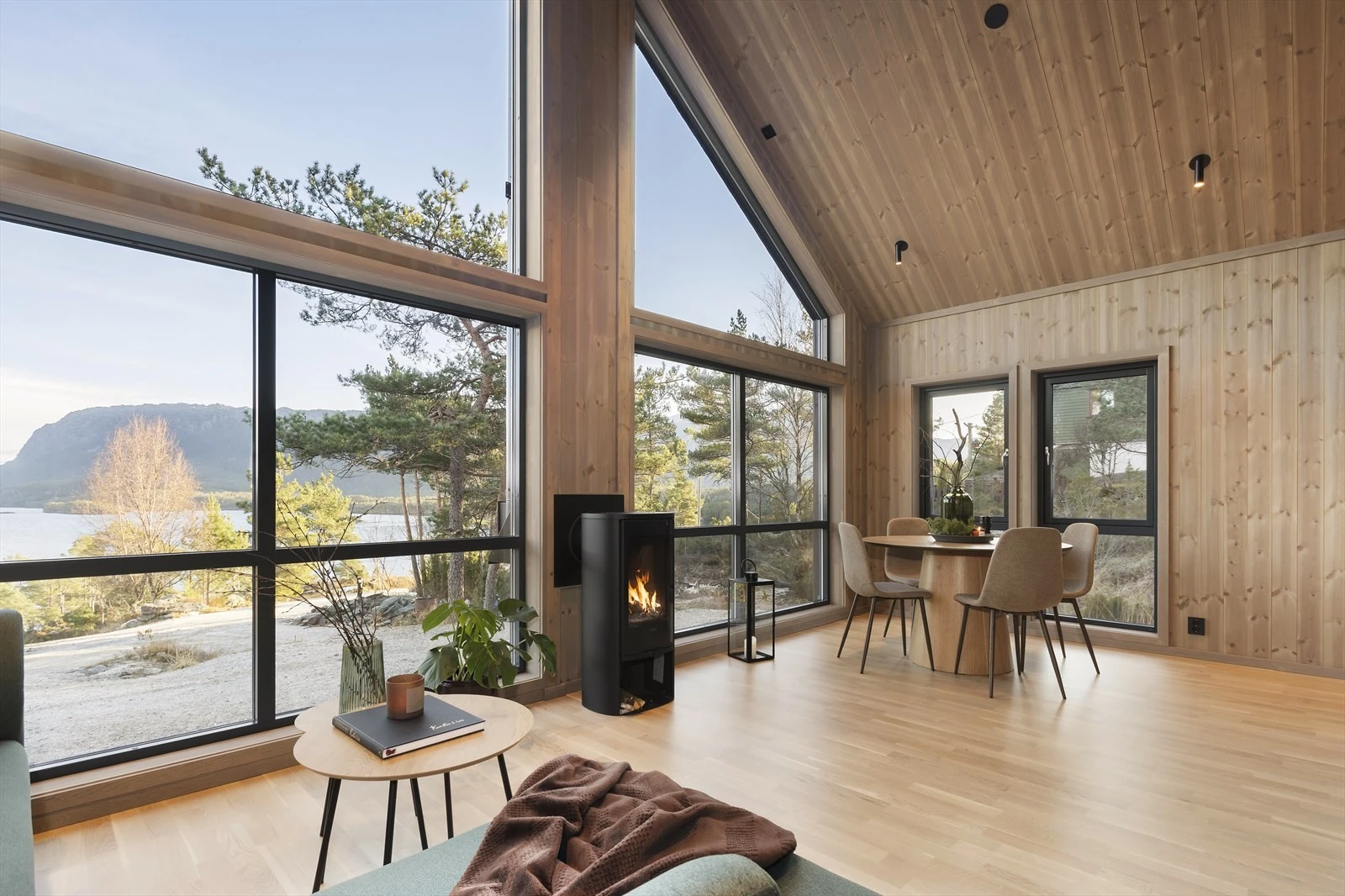 Her er det store vindusflater som gir rikelig med naturlig lysinnslipp samt rammer inn den nydelige utsikten. Galleribilde