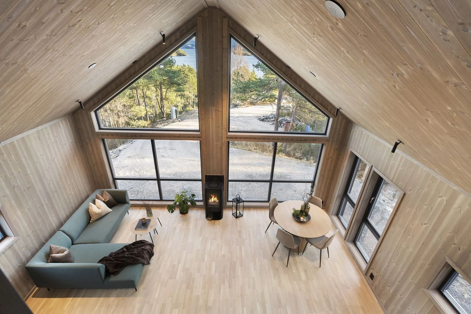 Lys og luftig stue med god takhøyde. Galleribilde